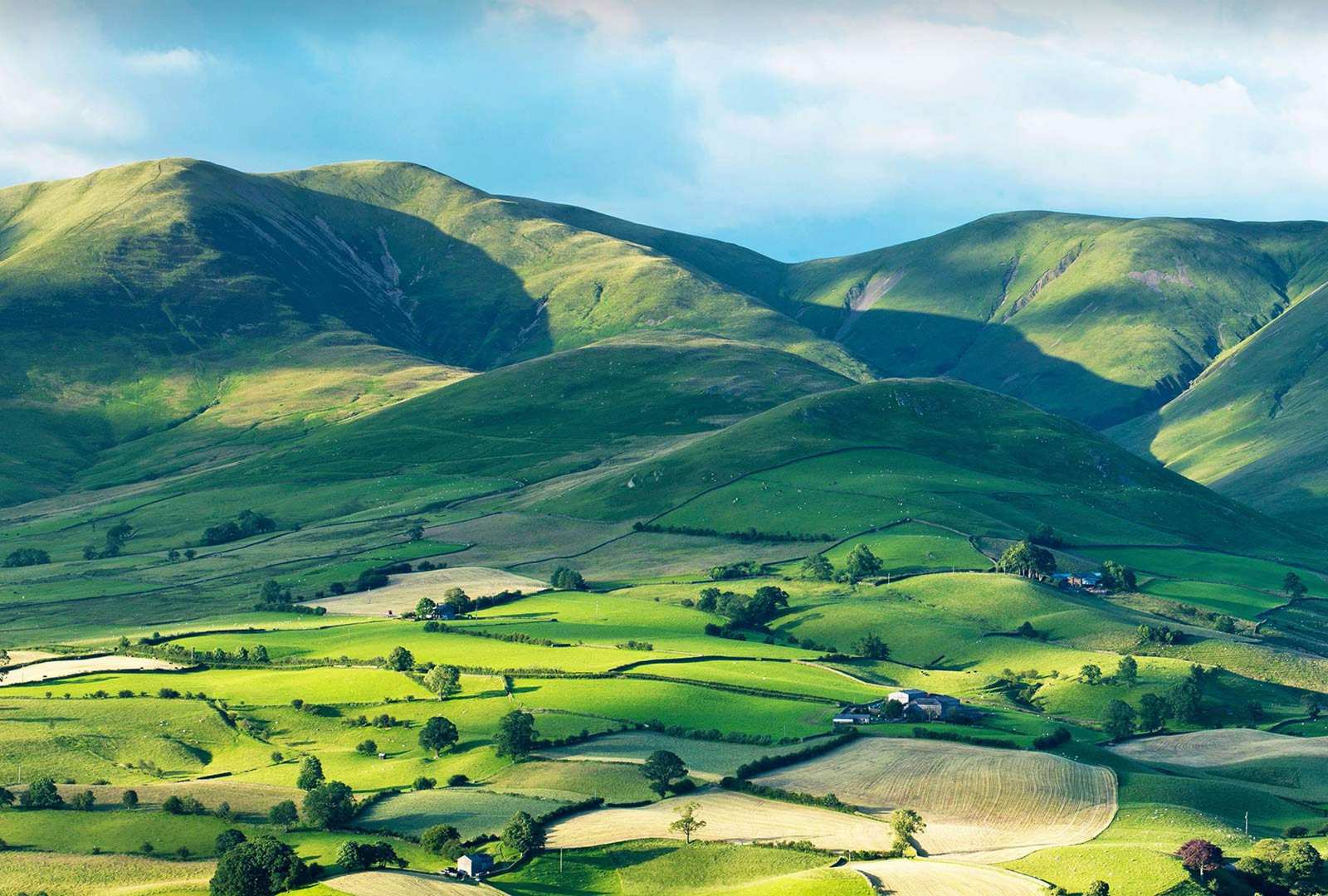 必应壁纸 2021年9月6日 约克郡谷地国家公园里的山丘，英格兰