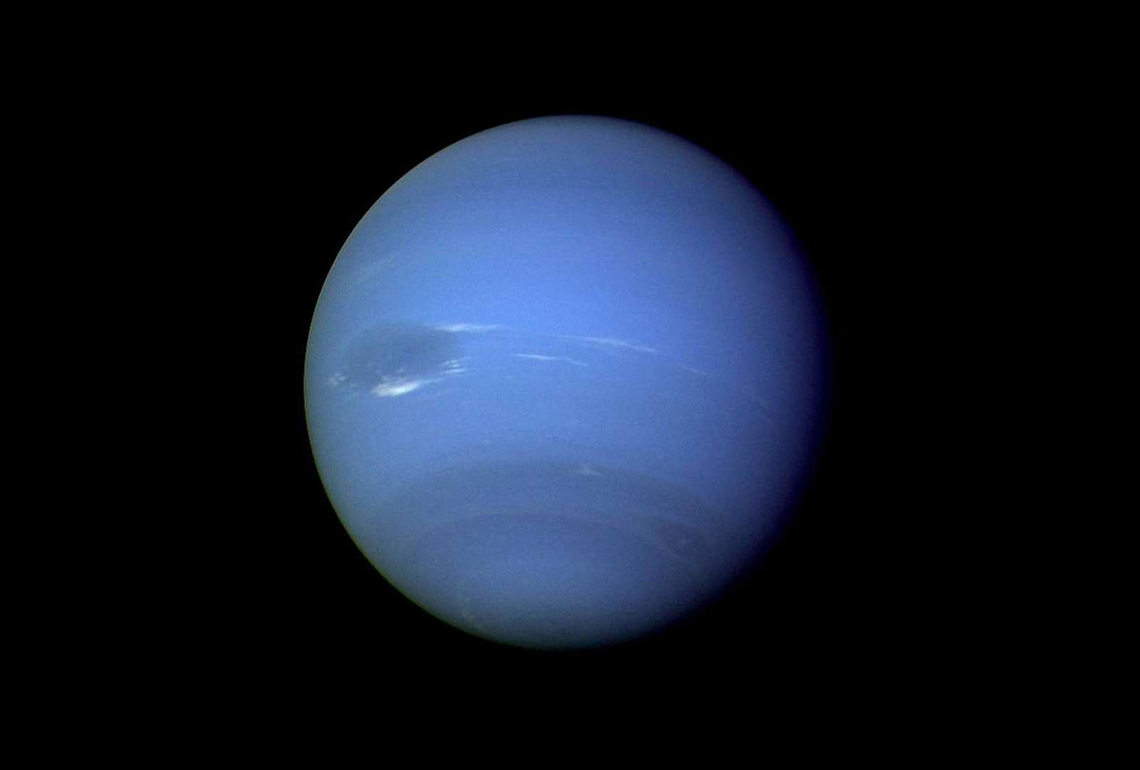 必应壁纸 2021年9月23日 蔚蓝色的海王星