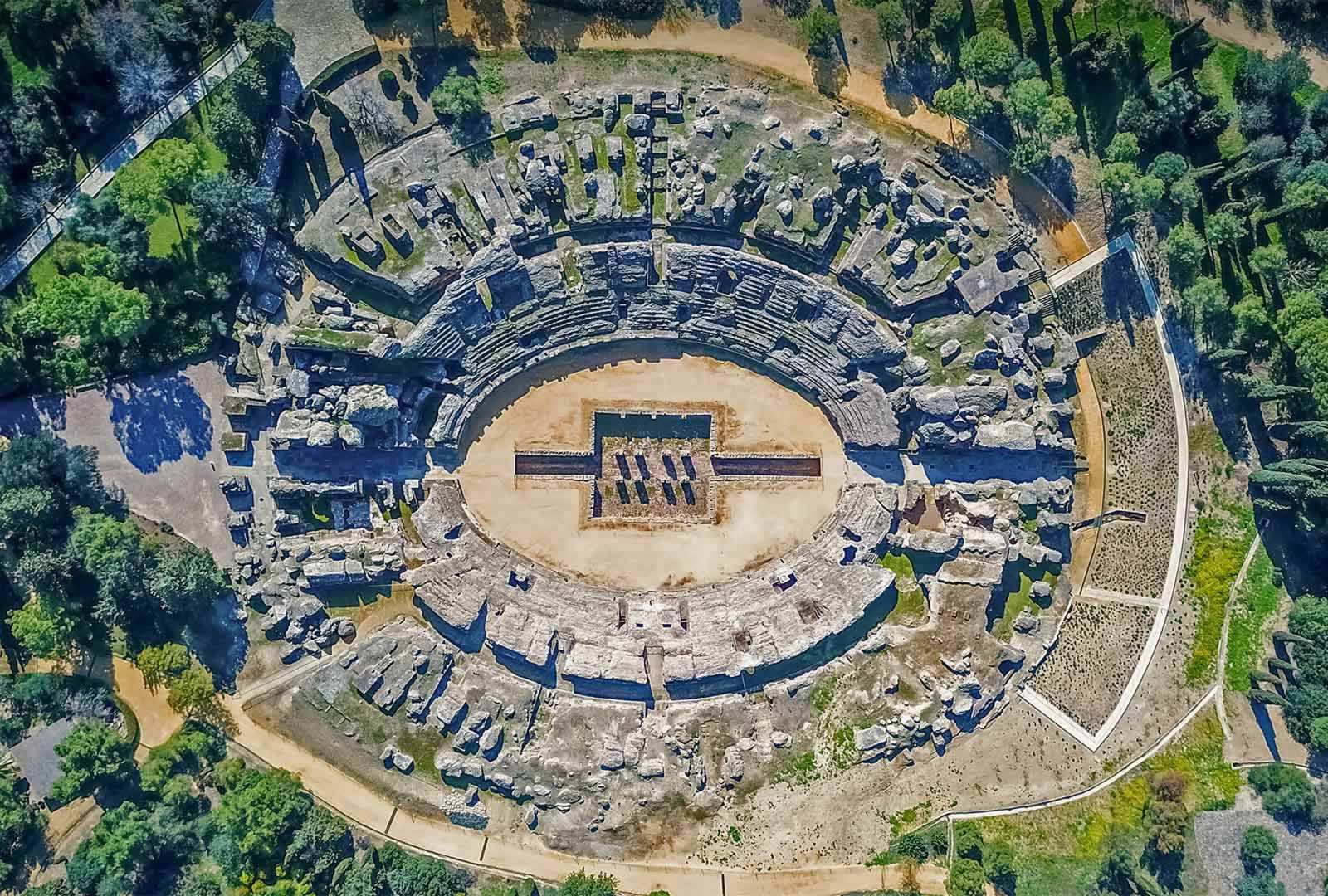 必应壁纸 2021年10月3日 古罗马斗兽场，西班牙桑蒂蓬塞镇的罗马古城遗迹