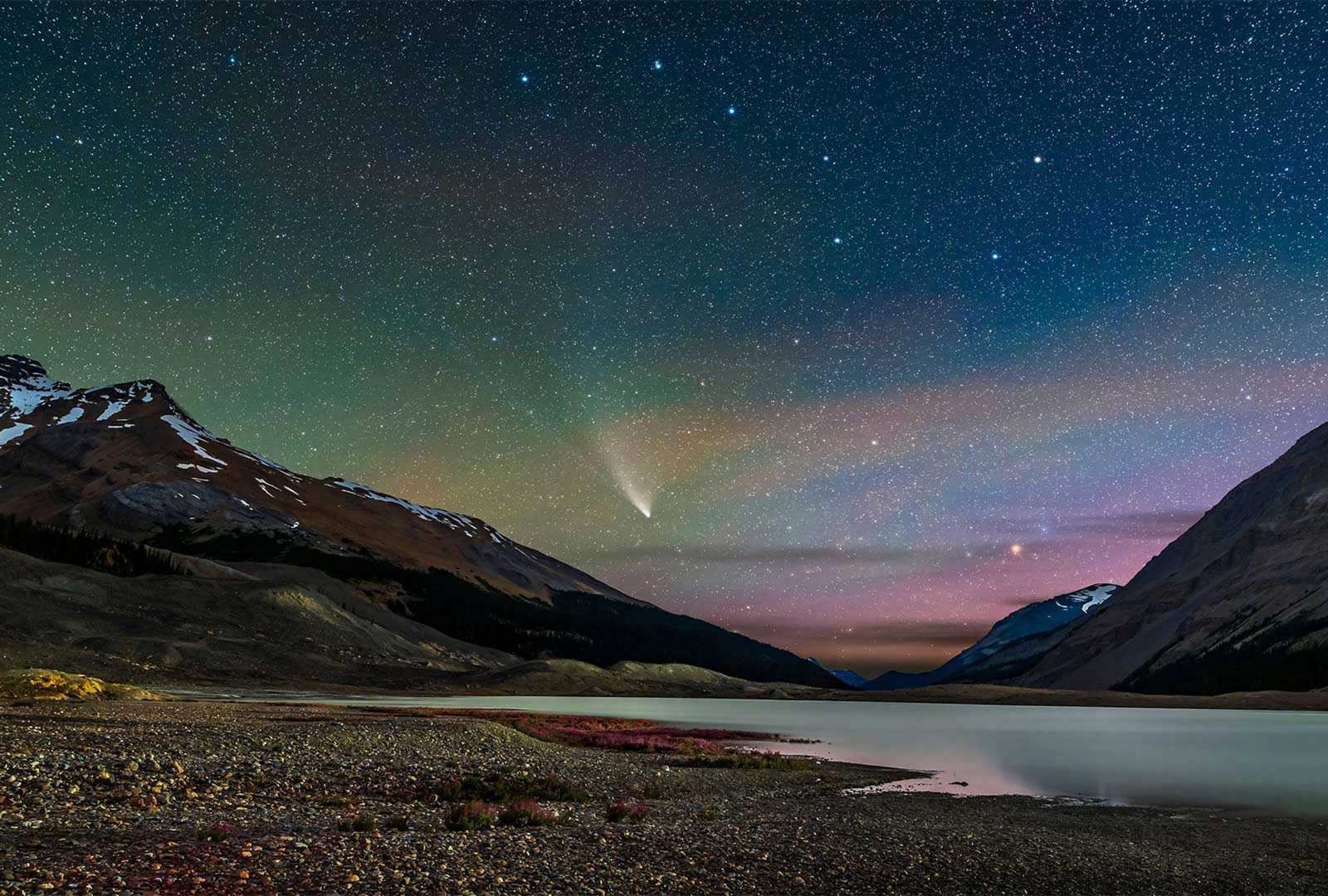 必应壁纸 2021年10月22日 划过湖面上空的新智彗星，加拿大贾斯珀国家公园