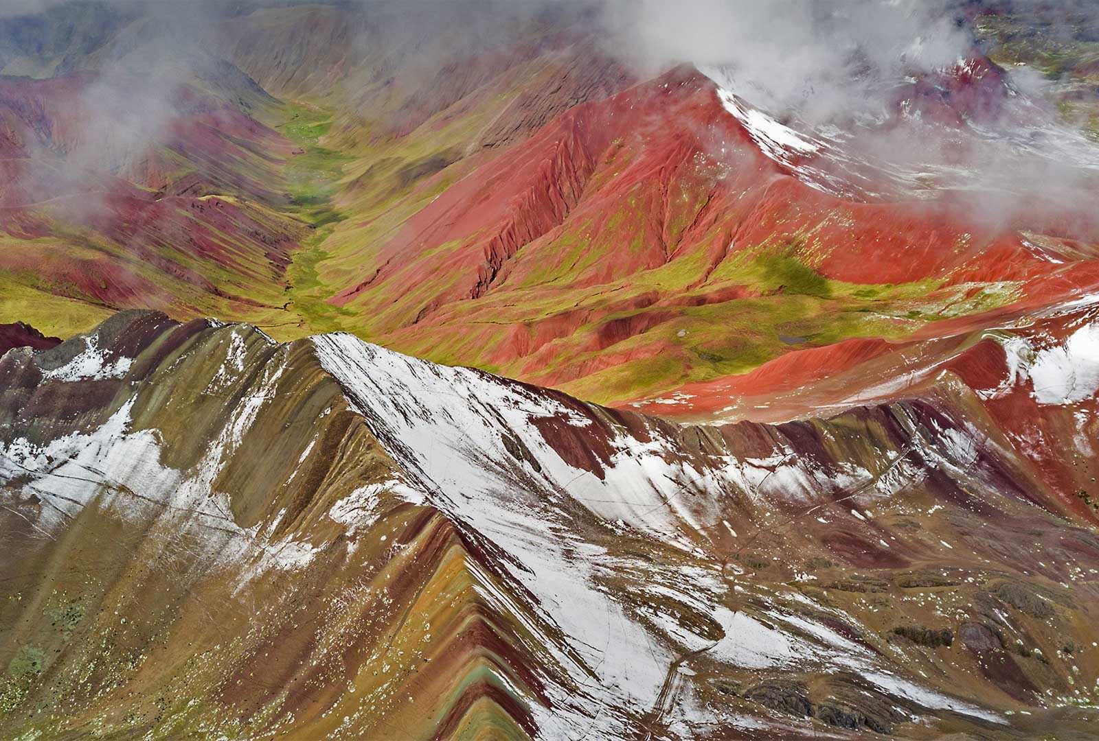 必应壁纸 2021年11月29日 被白雪覆盖的彩虹山，秘鲁