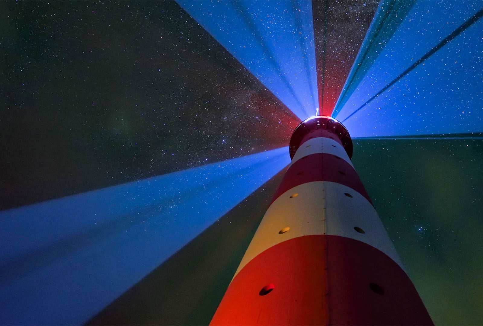 必应壁纸 2021年12月30日 星空下的灯塔，德国Westerhever镇