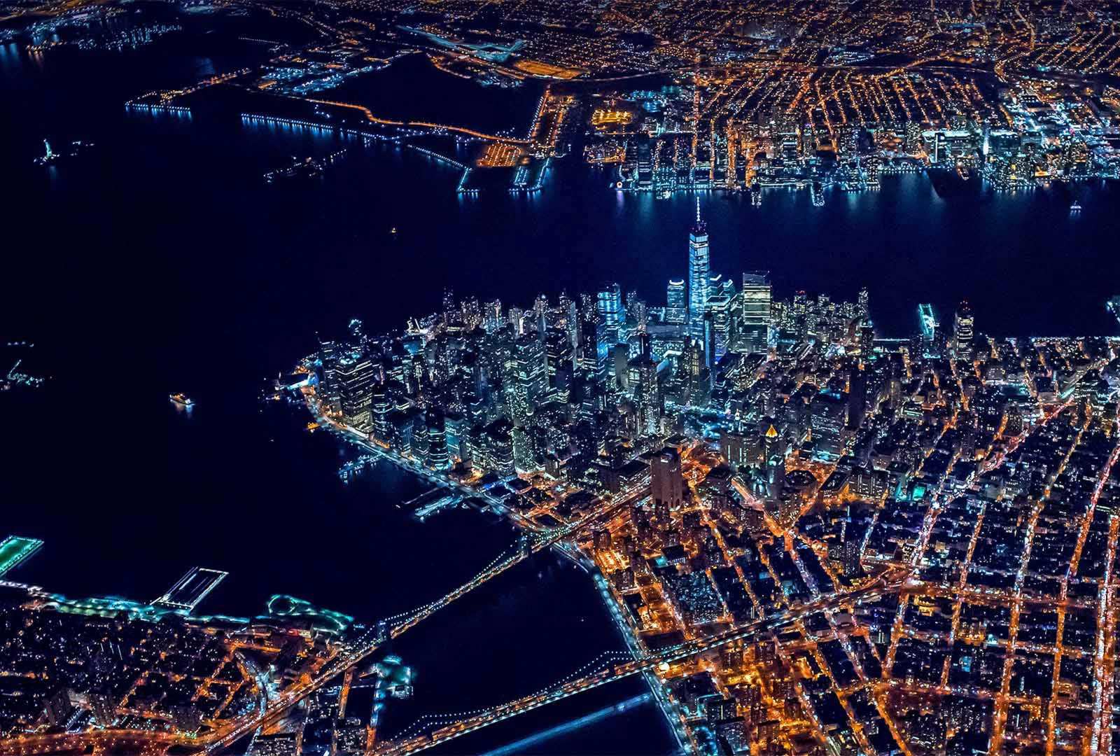 必应壁纸 2022年1月24日 灯光璀璨的曼哈顿下城，美国纽约