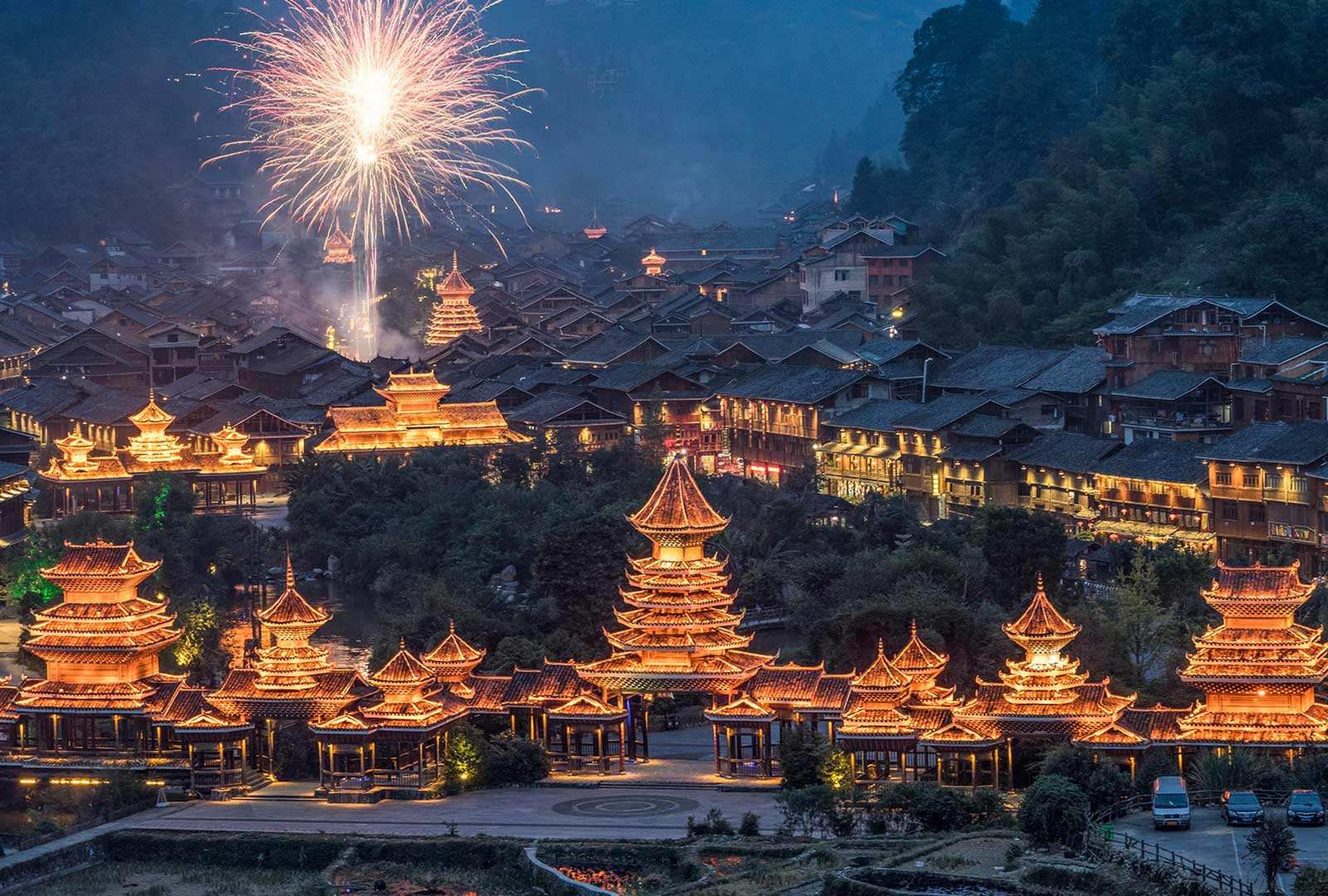 必应壁纸 2022年1月31日 烟花绽放的除夕夜，中国