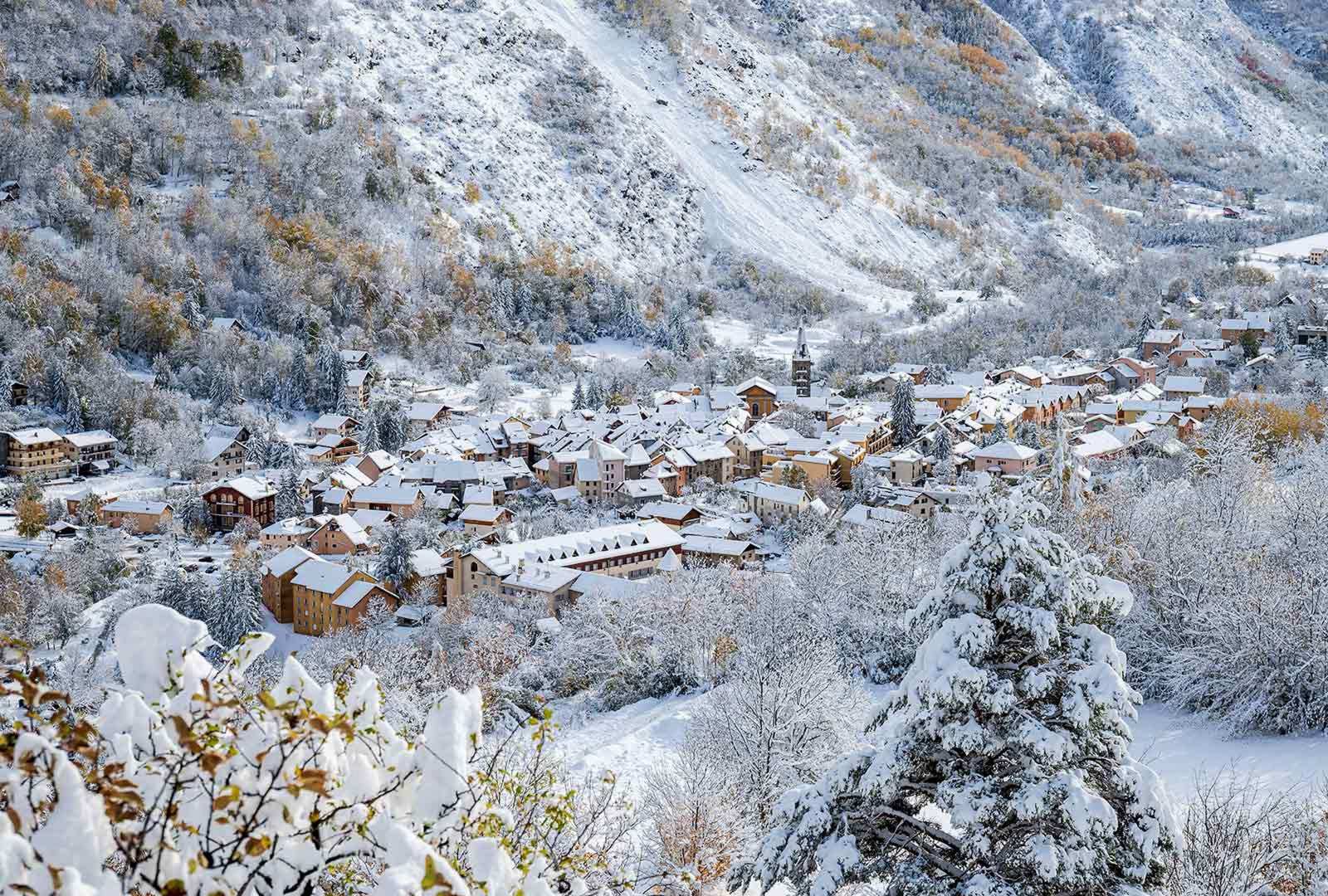 必应壁纸 2022年3月8日 征服了世界的高山