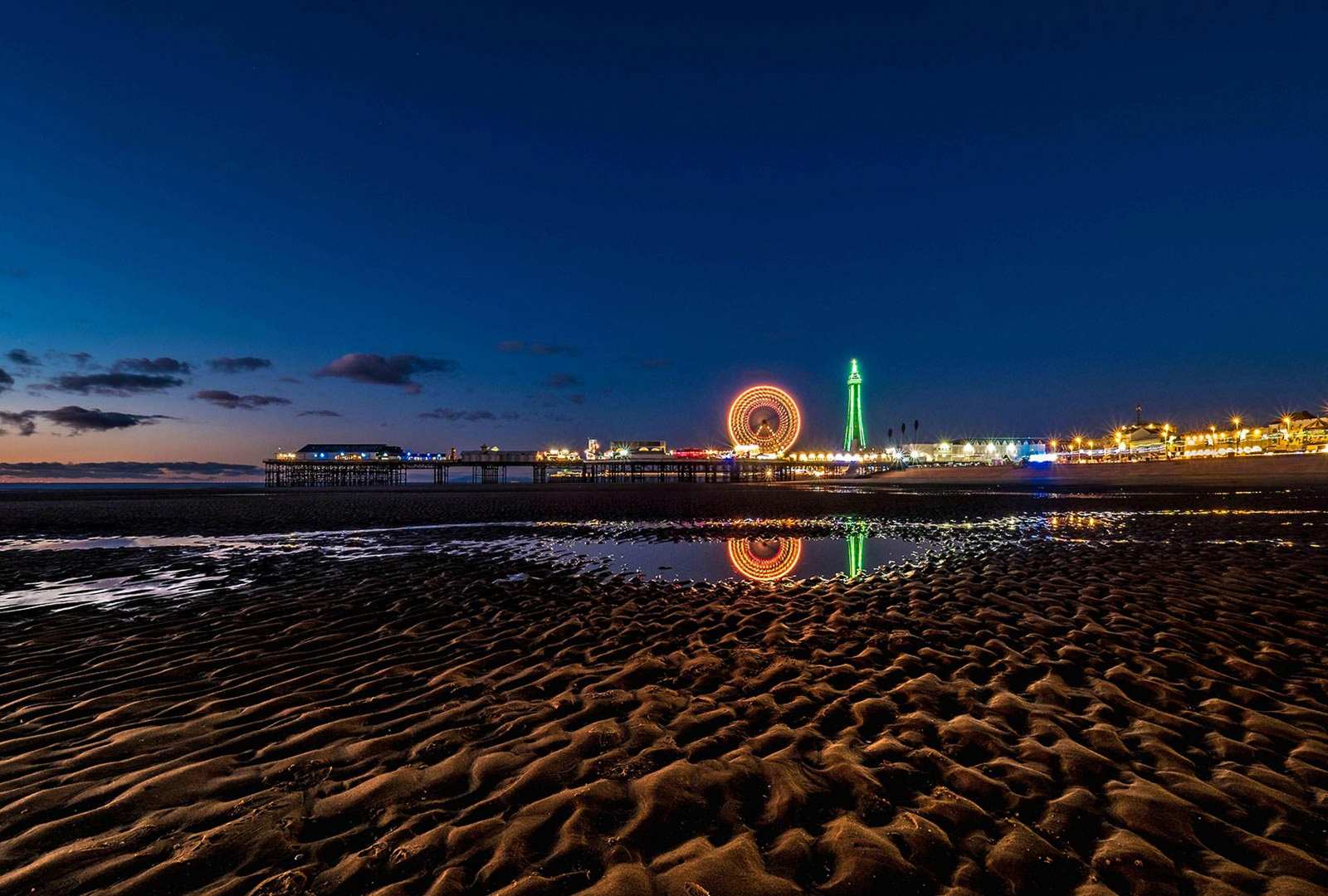 必应壁纸 2022年9月17日 布莱克浦的灯光太棒了