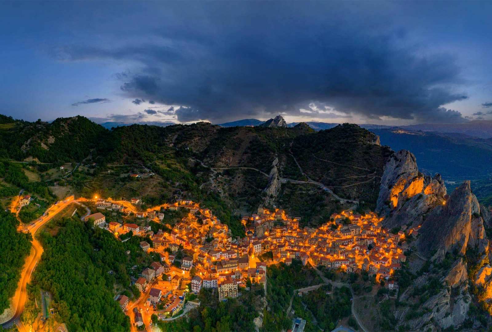 必应壁纸 2022年9月19日 山峦间的光辉之城
