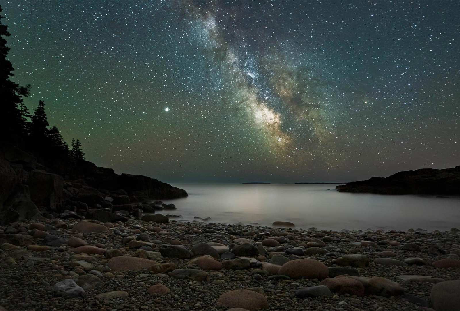 必应壁纸 2022年9月24日 繁星闪烁的夜晚