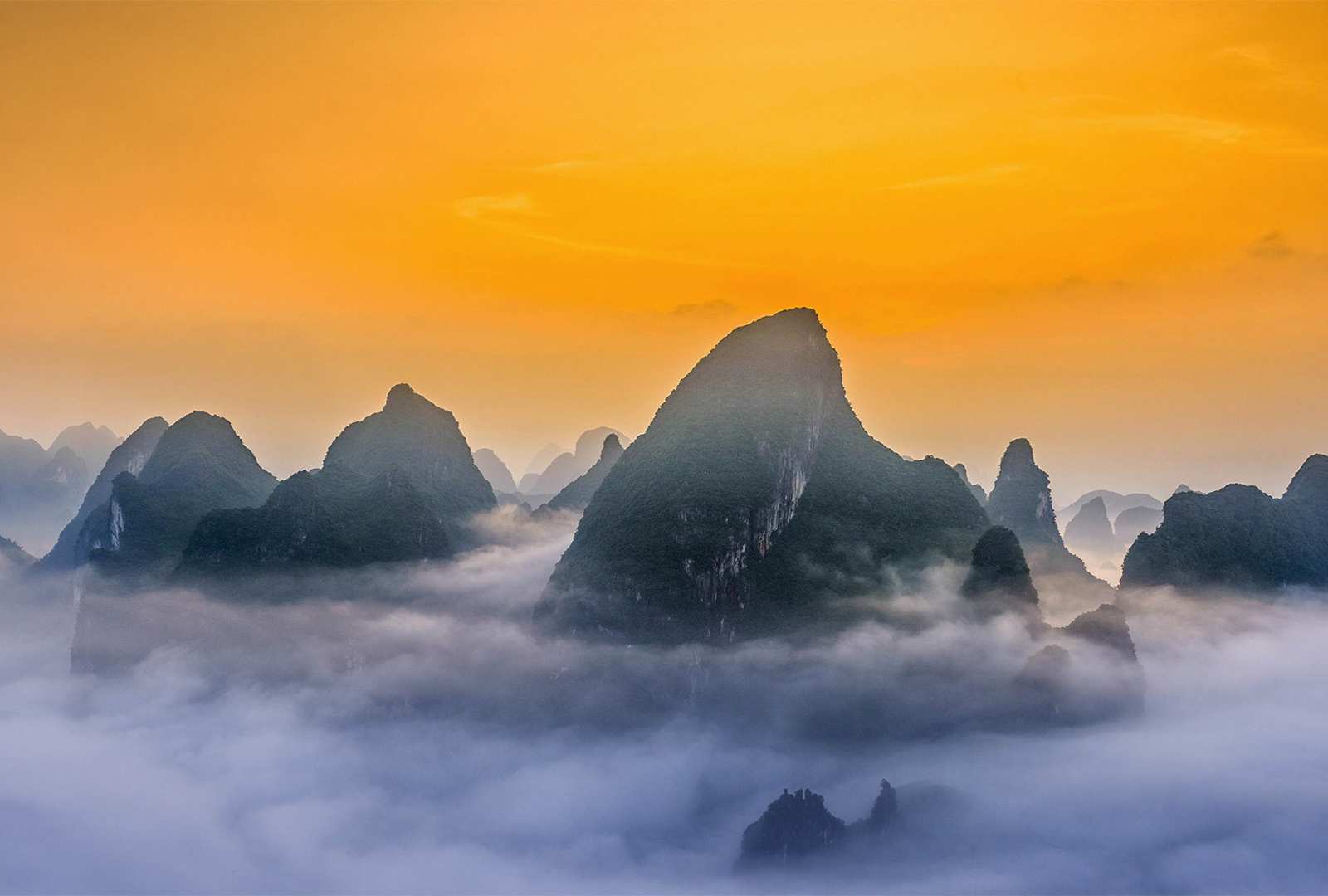 必应壁纸 2022年10月22日 云山雾绕