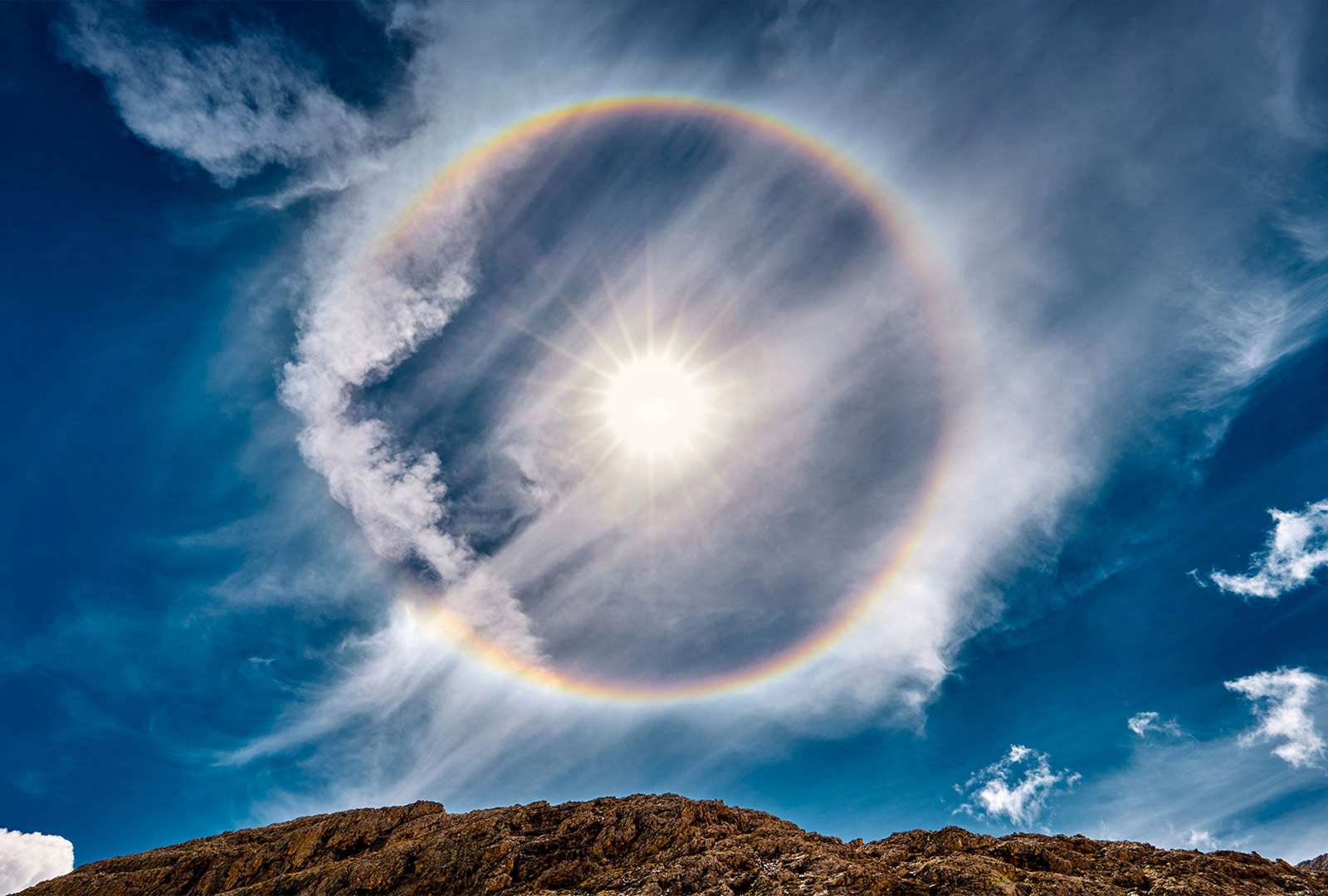 必应壁纸 2022年12月21日 环绕太阳的彩虹