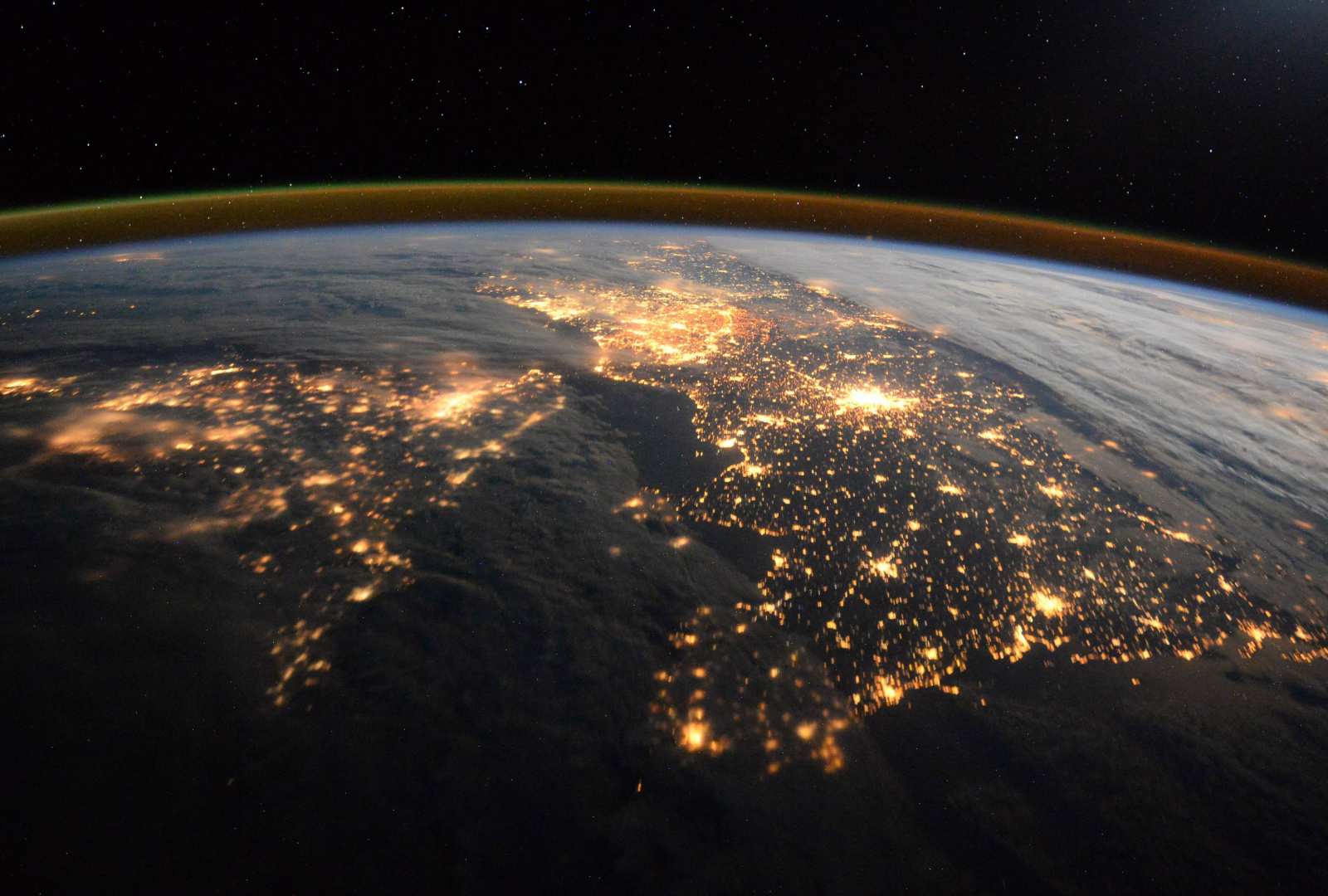 必应壁纸 2023年4月12日 此景只应天上有