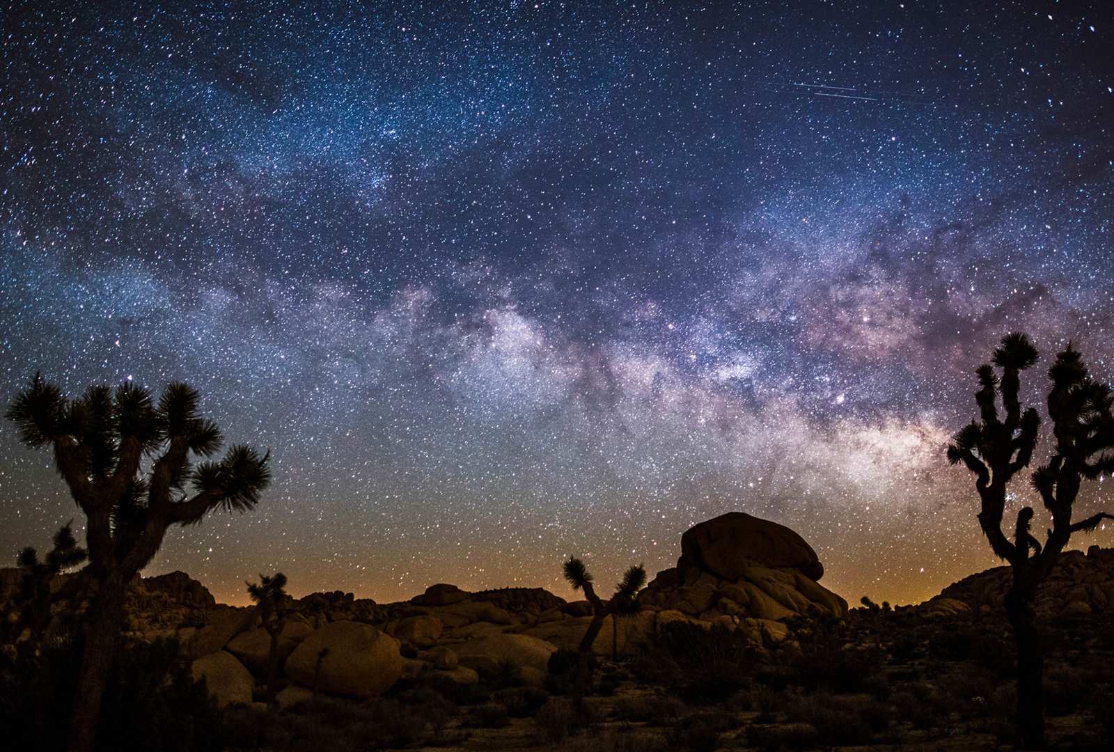必应壁纸 2023年4月29日 沙漠上空的星海