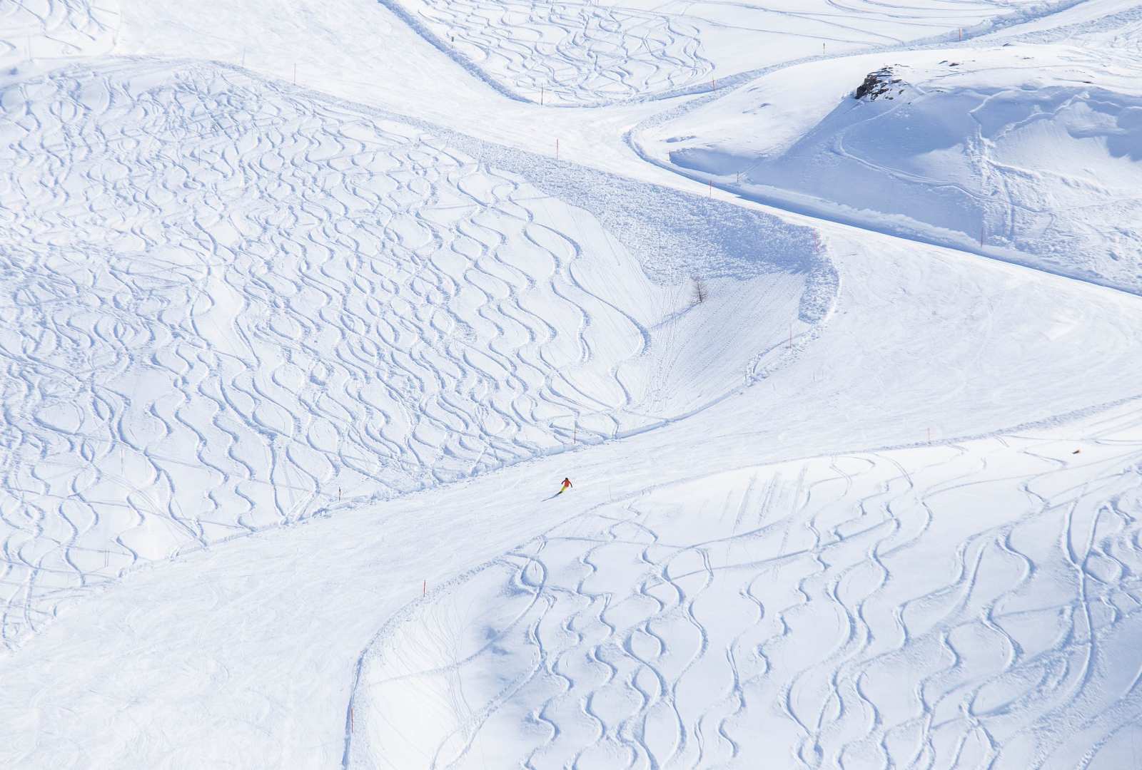 必应壁纸 2024年1月8日 瑞士的雪花漱漱落下