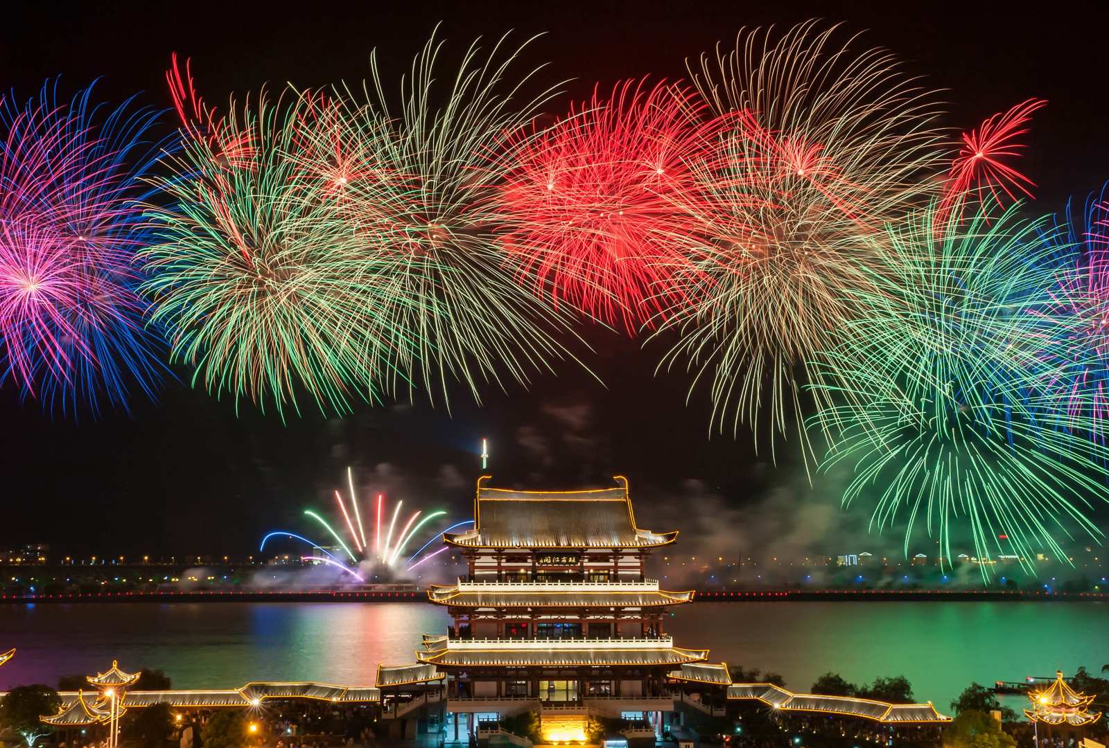 必应壁纸 2025年1月28日 祝您阖家欢乐，万事如意！