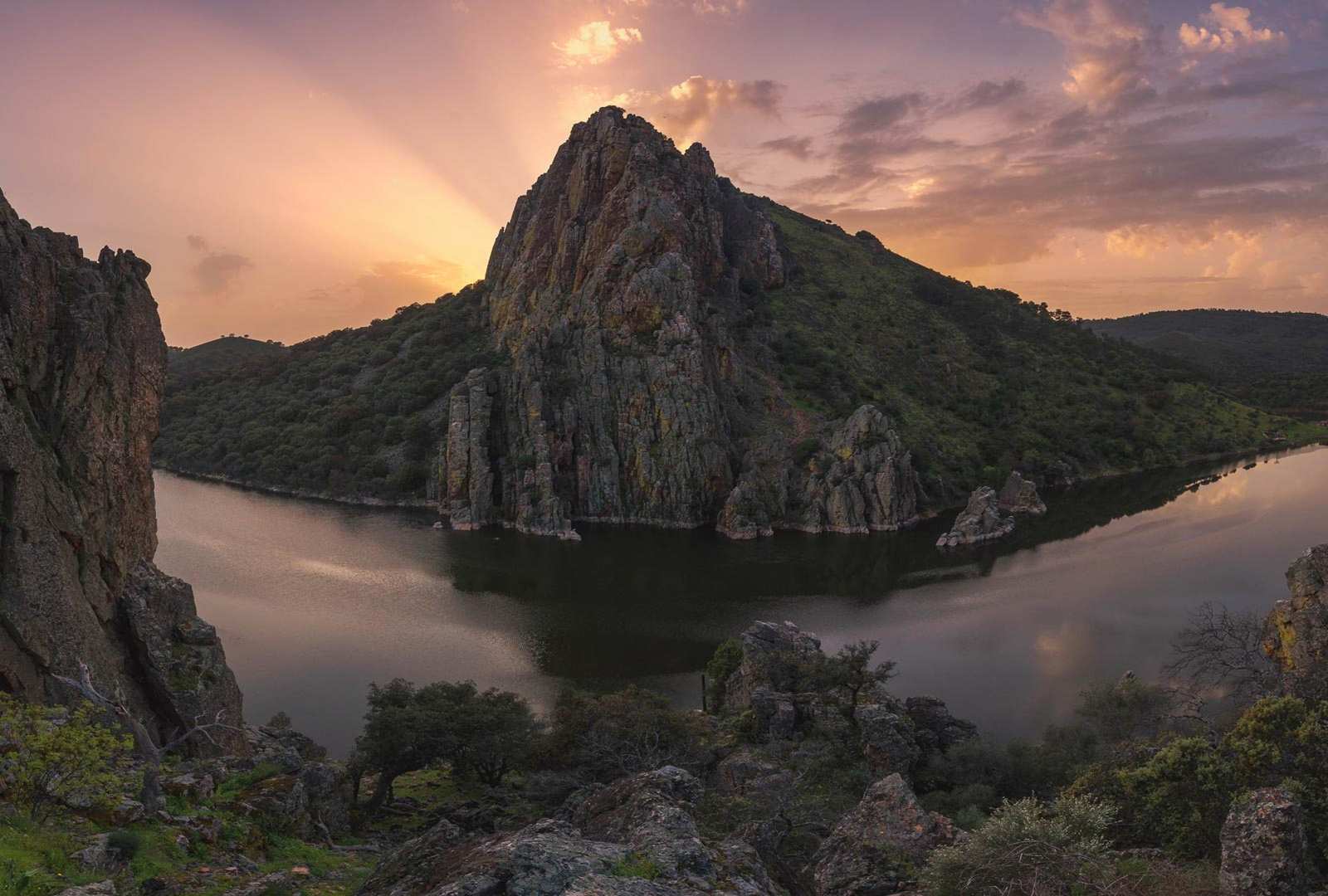 必应壁纸 2025年9月11日 蒙弗拉圭国家公园塔霍河畔的猎鹰岩