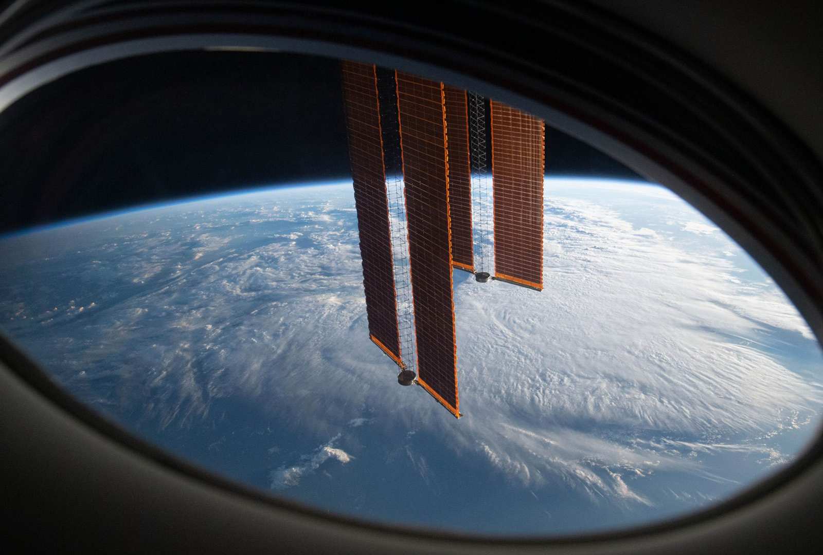 必应壁纸 2025年10月4日 从SpaceX载人龙飞船“奋进号”视角看