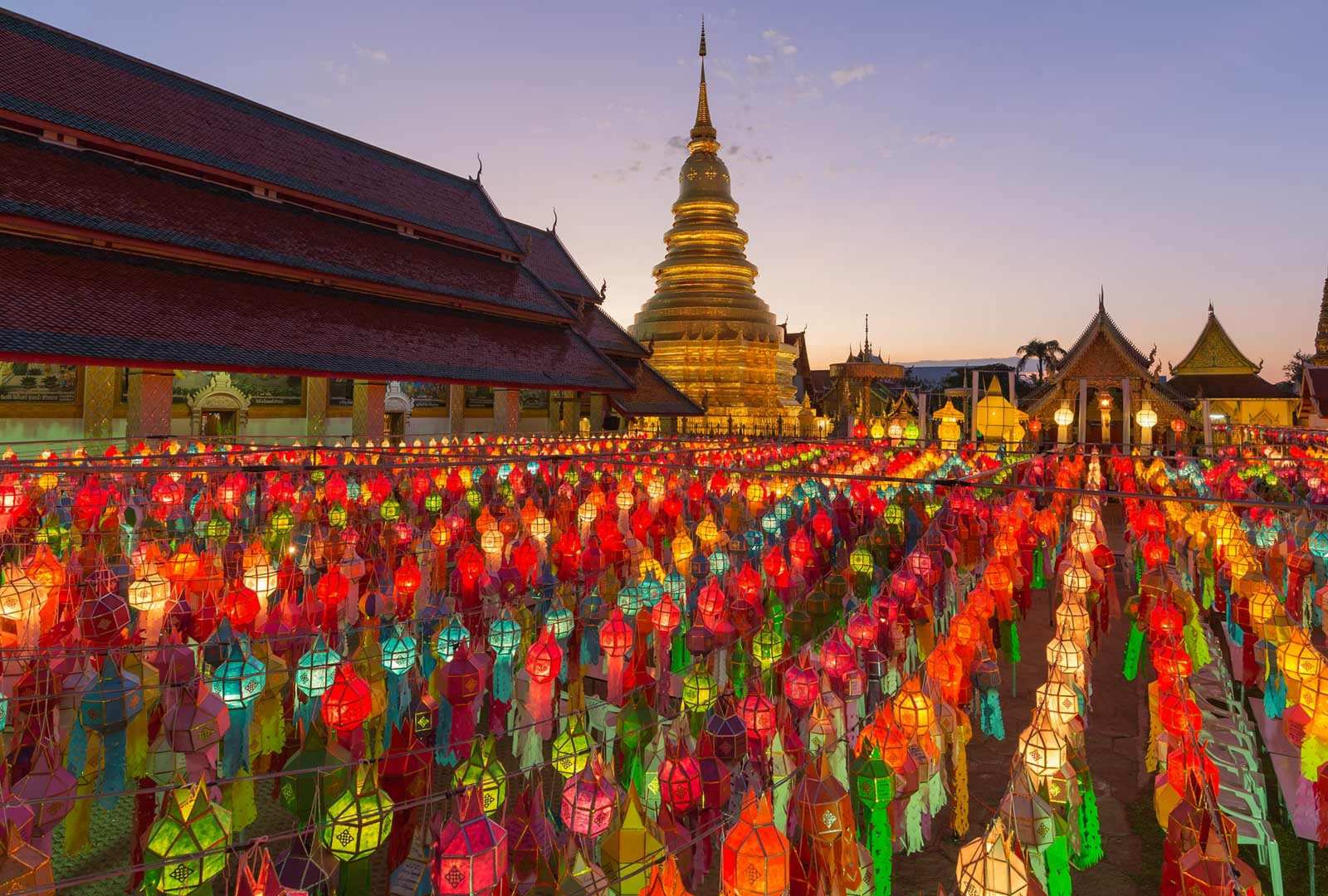 必应壁纸 2025年11月6日 哈里朋柴佛塔寺的彩色灯笼, 南奔府, 泰