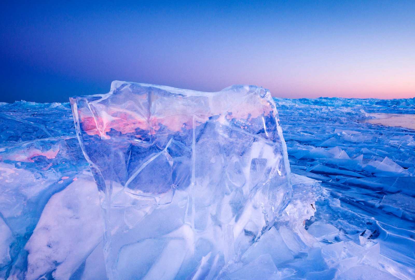 必应壁纸 2025年12月27日 苏必利尔湖沿岸的冰层