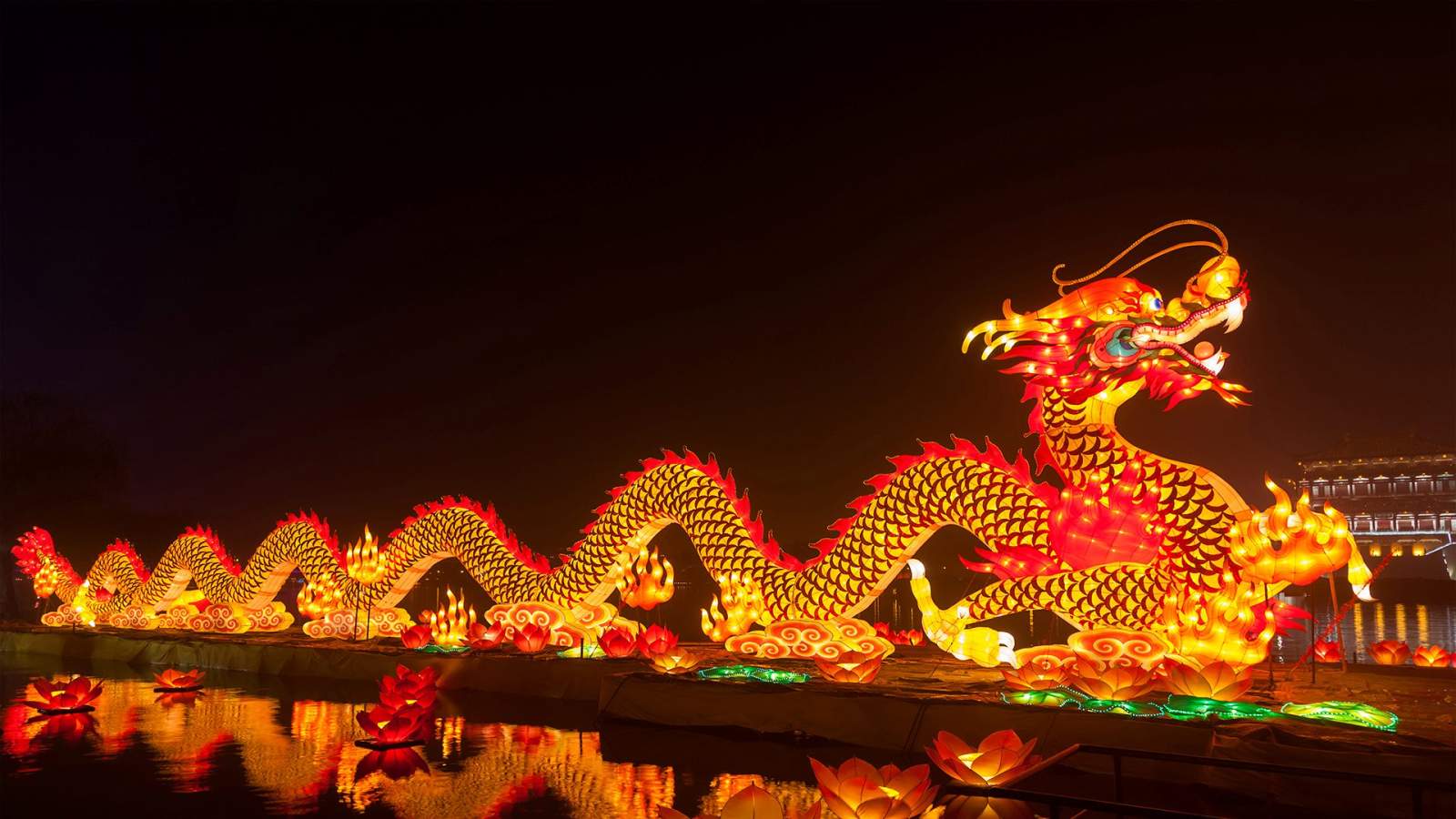 必应壁纸 2026年2月16日 祝除夕团圆，新年顺遂！