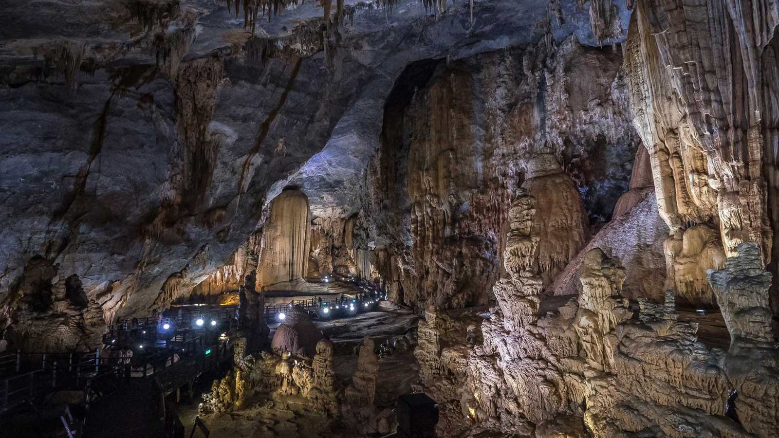 必应壁纸 2026年3月31日 地下天堂