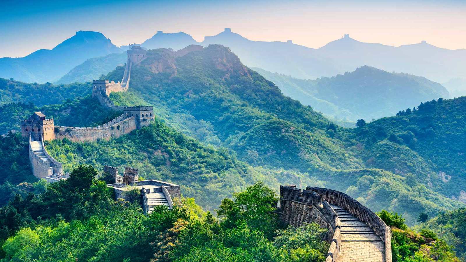 必应壁纸 2026年5月1日 初夏·翠微长城