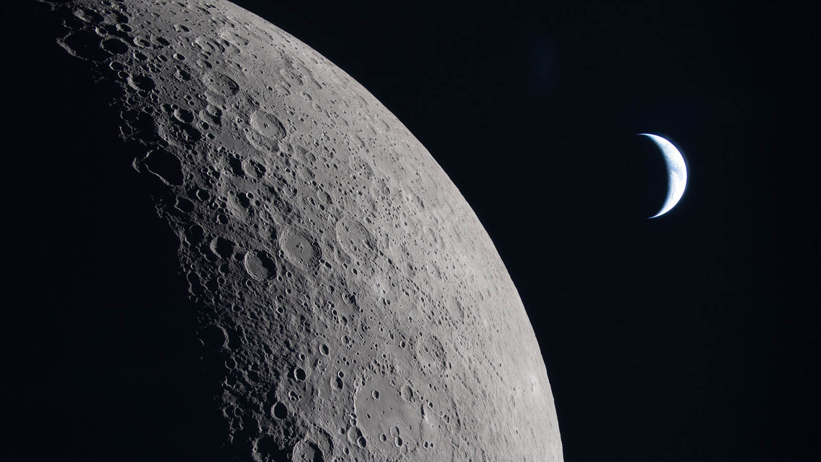 必应壁纸 2026年7月20日 月瞰寰宇