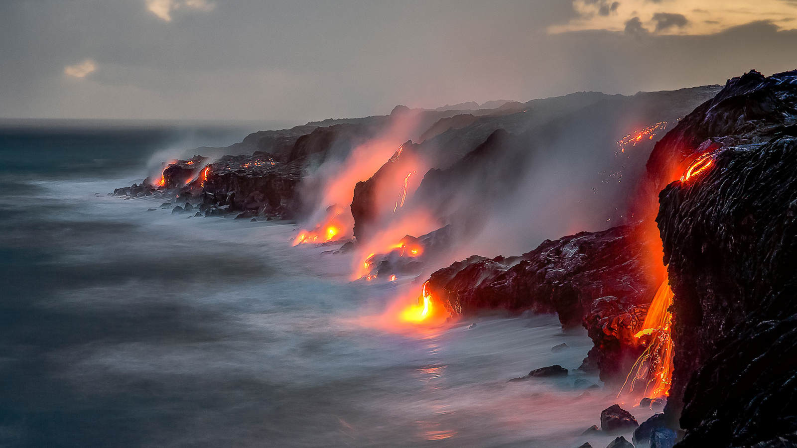 必应壁纸 2026年8月1日 基拉韦厄火山的威力