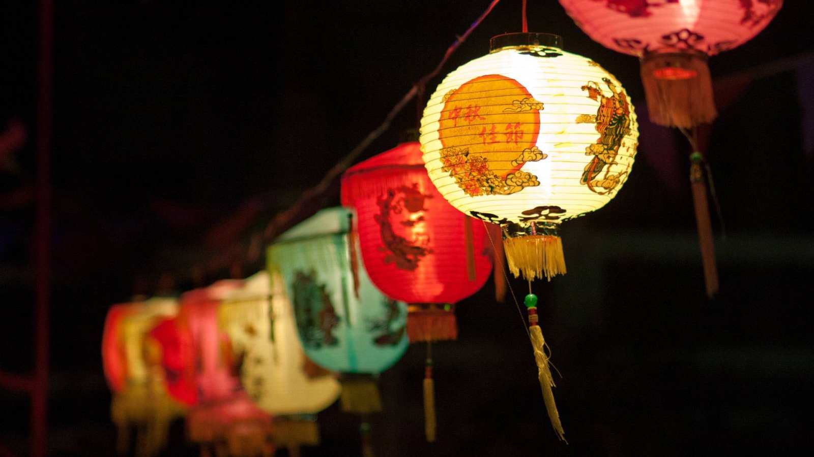 必应壁纸 2021年9月21日 【中秋快乐】 （ © shutterstock ）