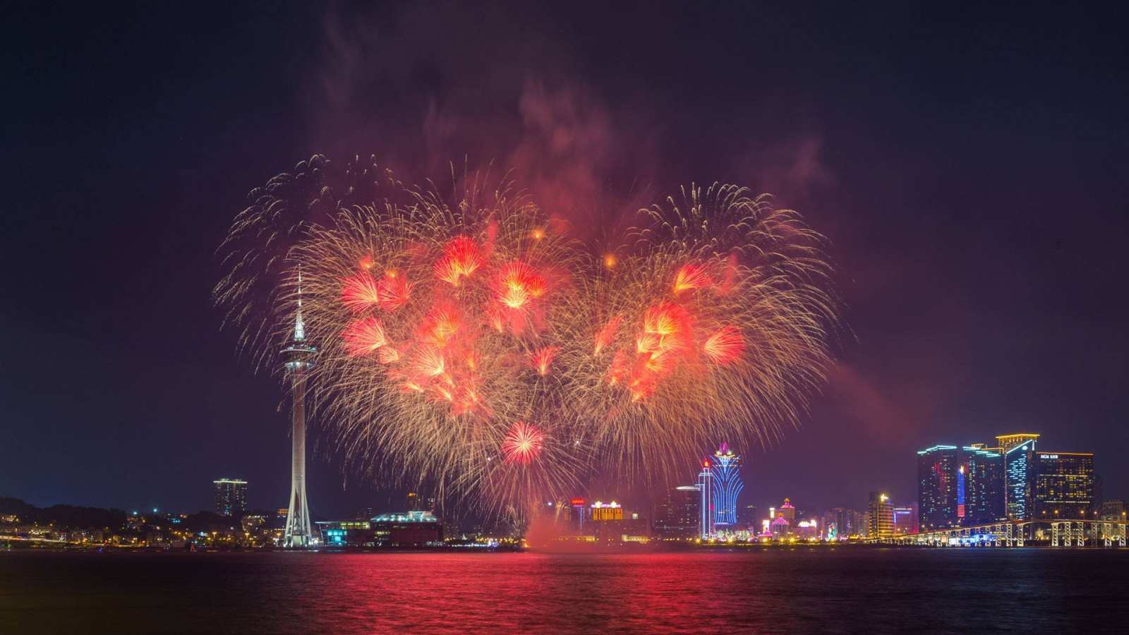 必应壁纸 2018年8月17日 【今日七夕】红色的心形烟火，中国澳门