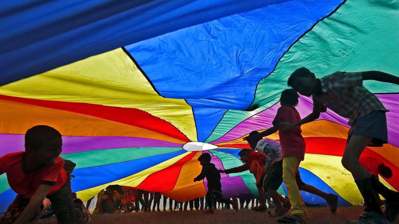 必应壁纸 2018年7月30日 【今日国际友谊日】在降落伞下玩耍的孩子们，印度加尔各答