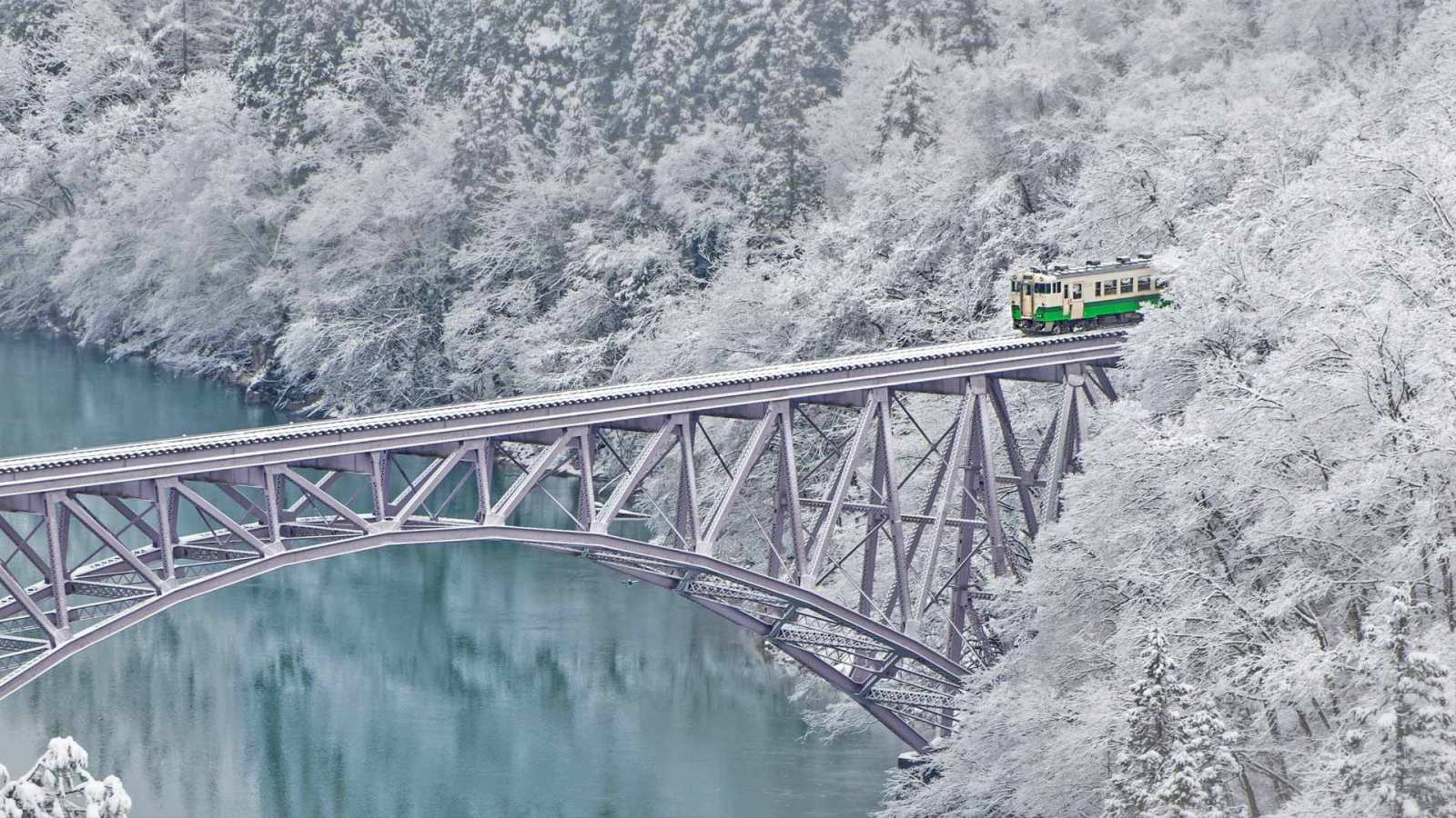 必应壁纸 2018年1月20日 【今日大寒】一列穿越三岛村附近只见川的火车，日本