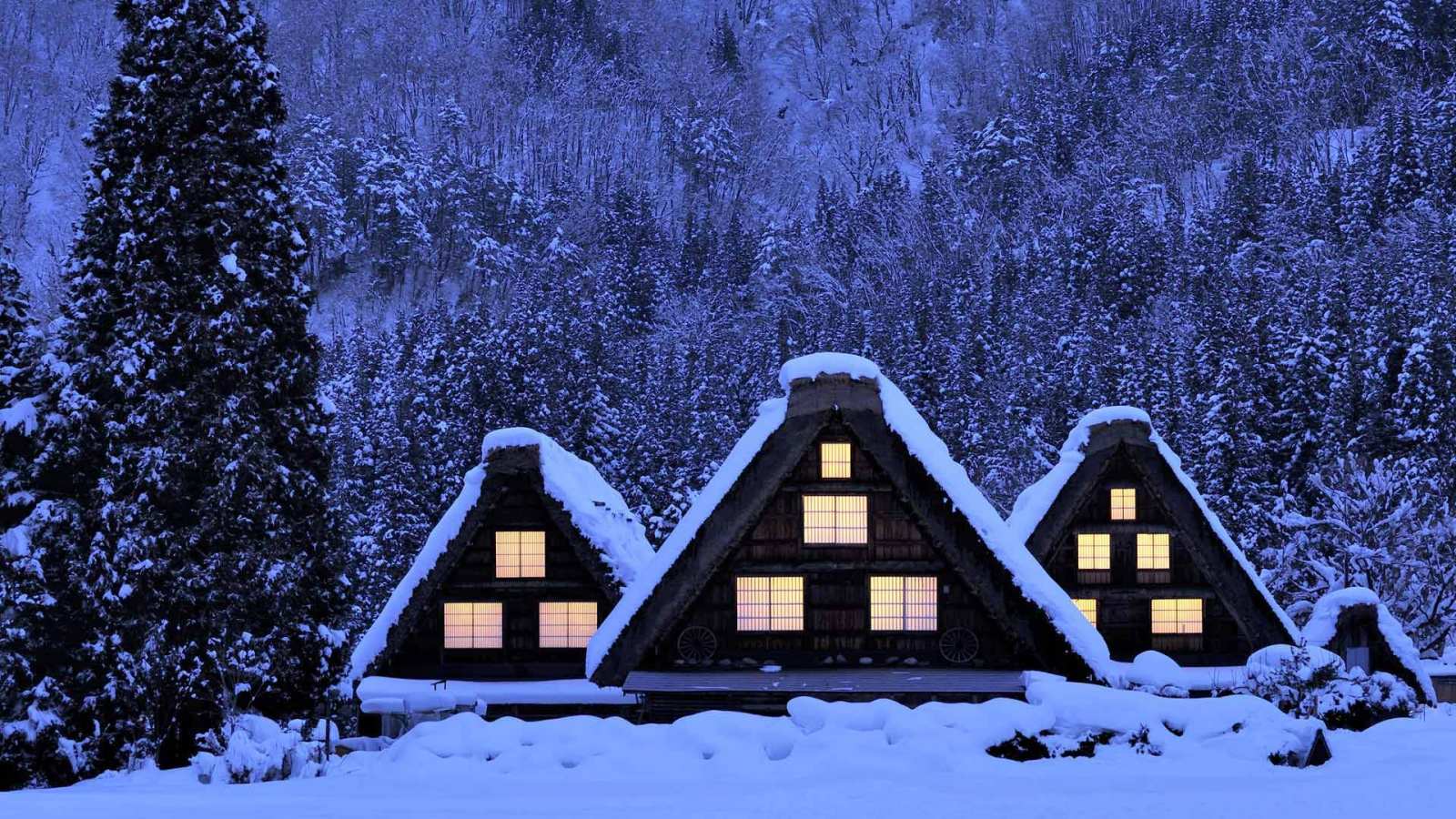 必应壁纸 2018年12月7日 【今日大雪】被大雪覆盖的合掌屋，日本白川乡