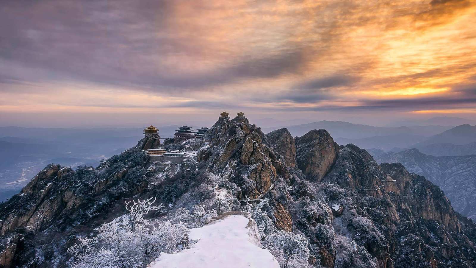 必应壁纸 2017年11月22日 【今日小雪】老君山山顶上的寺庙夕阳美景，中国河南省洛阳市