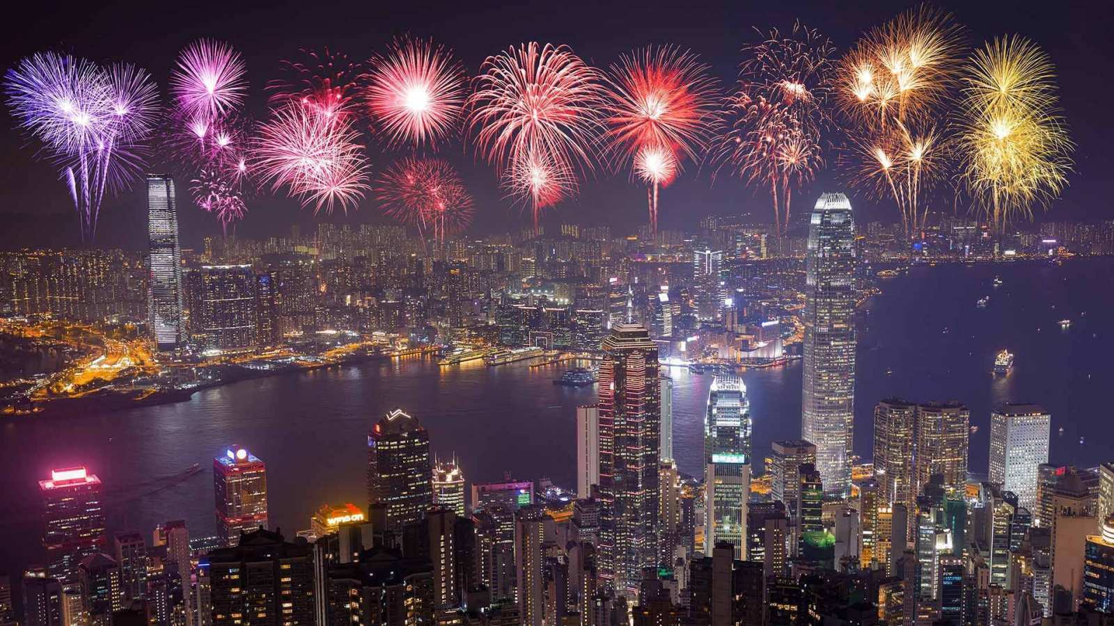 必应壁纸 2018年2月15日 【今日除夕】璀璨烟花迎新年，中国香港