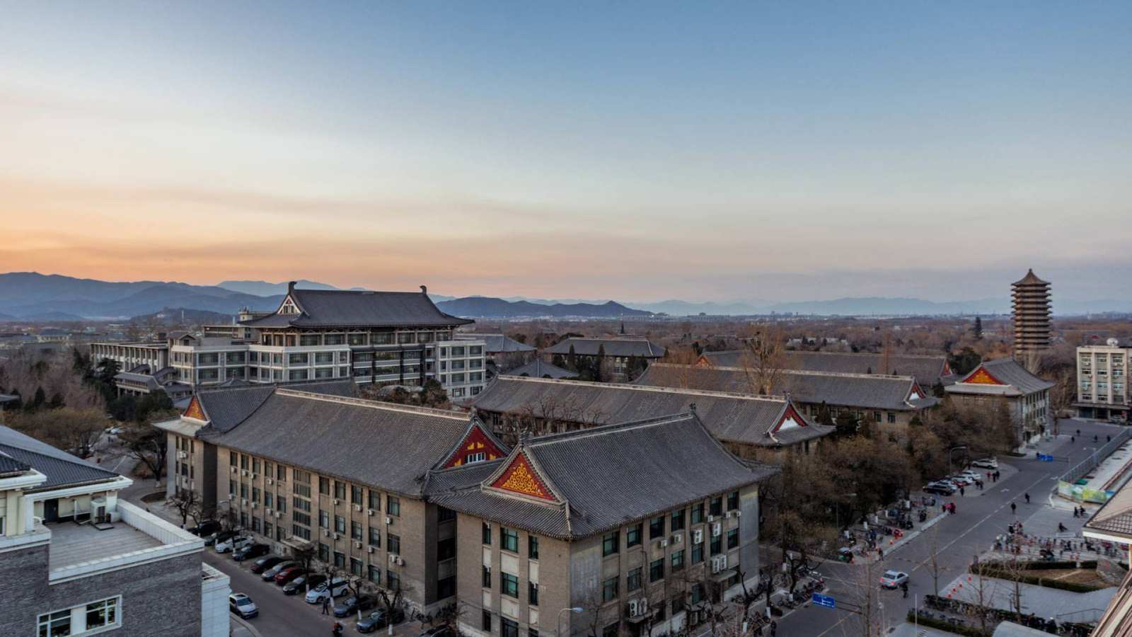 必应壁纸 2018年5月4日 【北京大学120周年校庆】中国最有声望的学府之一北京大学日落时的鸟瞰图
