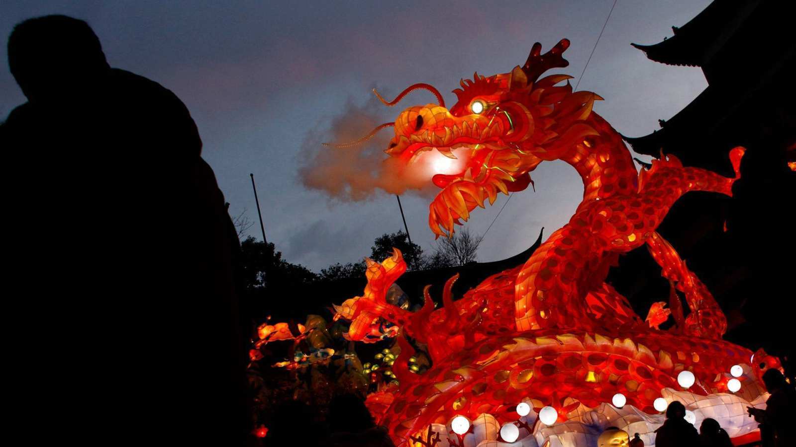 必应壁纸 2016年3月10日 上海，豫园，龙灯