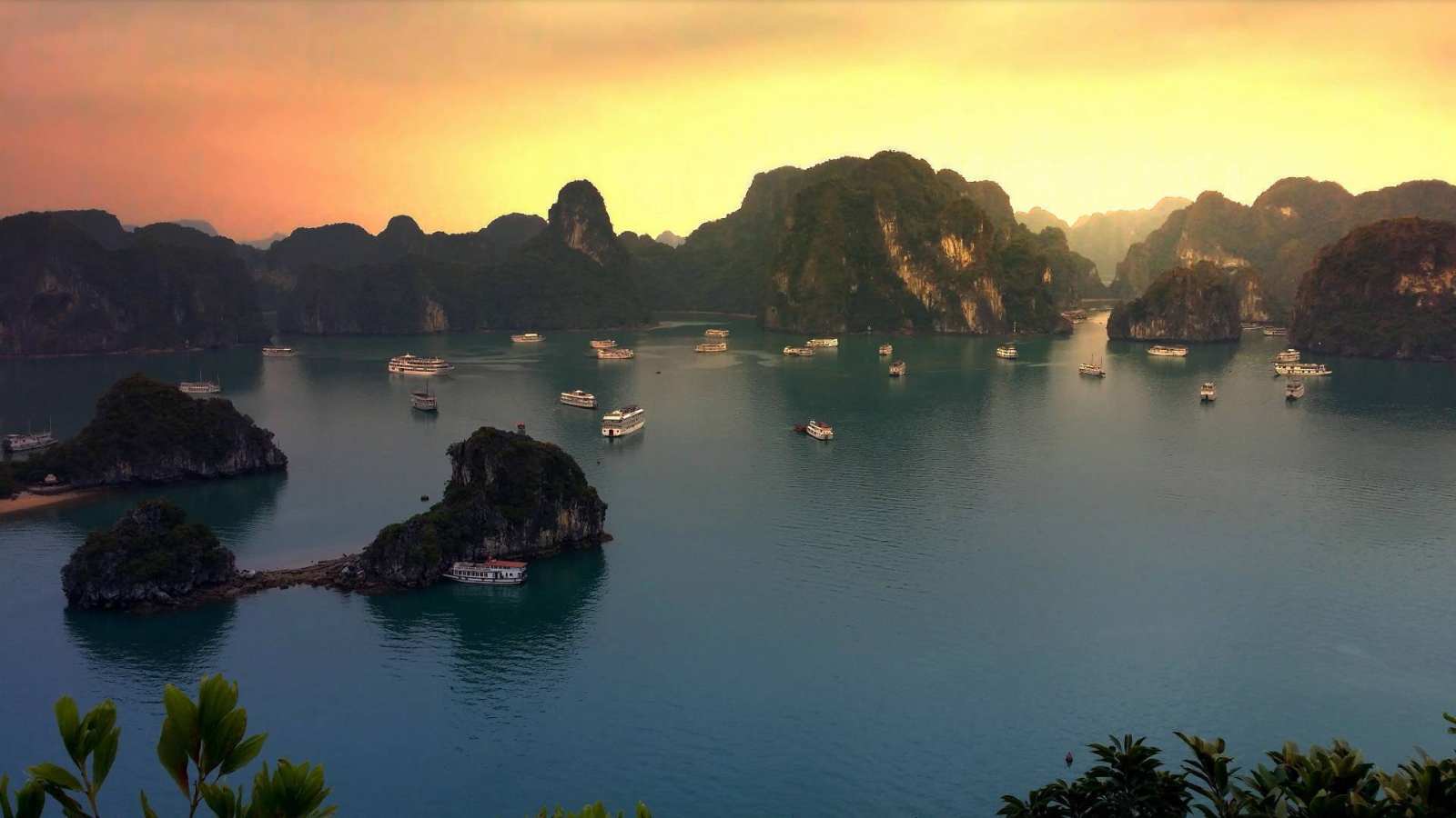 必应壁纸 2016年10月19日 下龙湾的日落，越南
