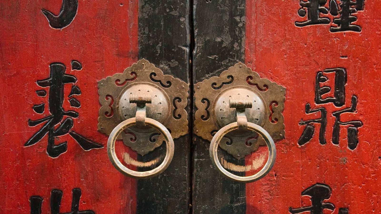 必应壁纸 2017年1月30日 中国传统木门上的对联