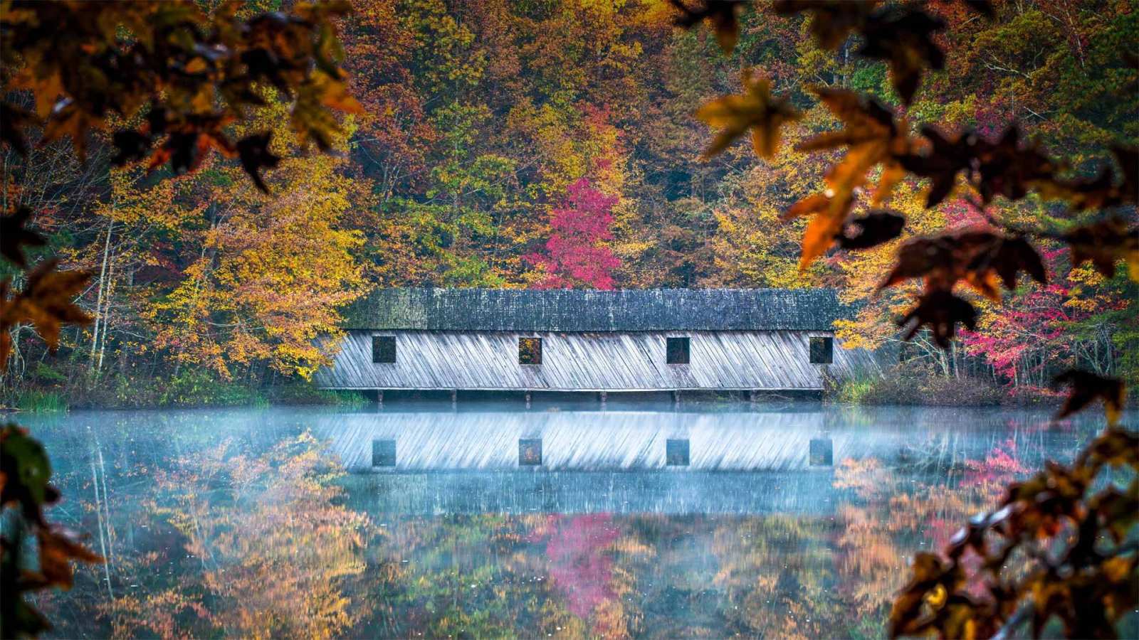 必应壁纸 2020年10月27日 亨茨维尔附近绿色山公园中的Cambron Covered Bridge，阿拉巴马州