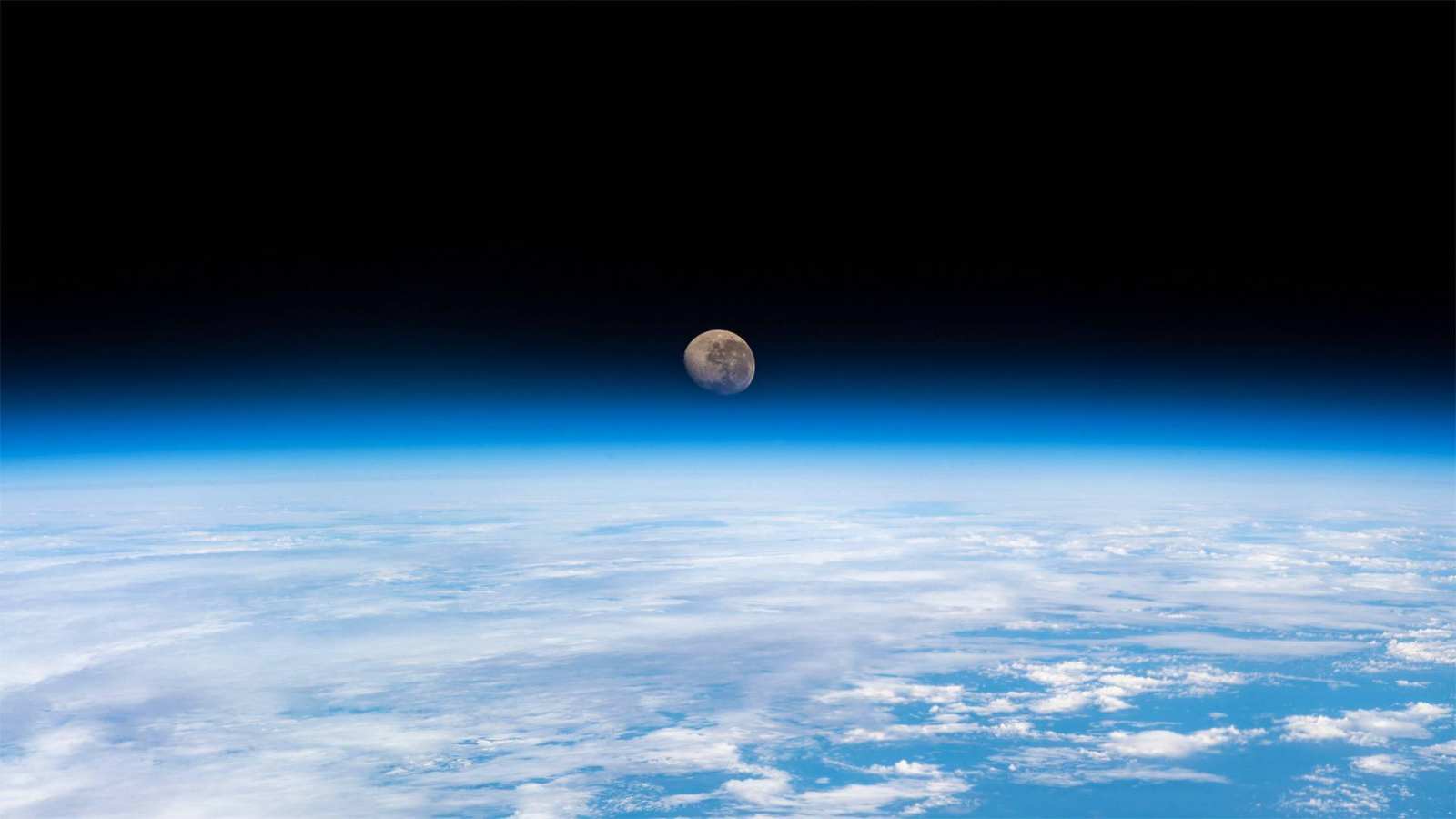 必应壁纸 2022年4月12日 尤里之夜的凸月