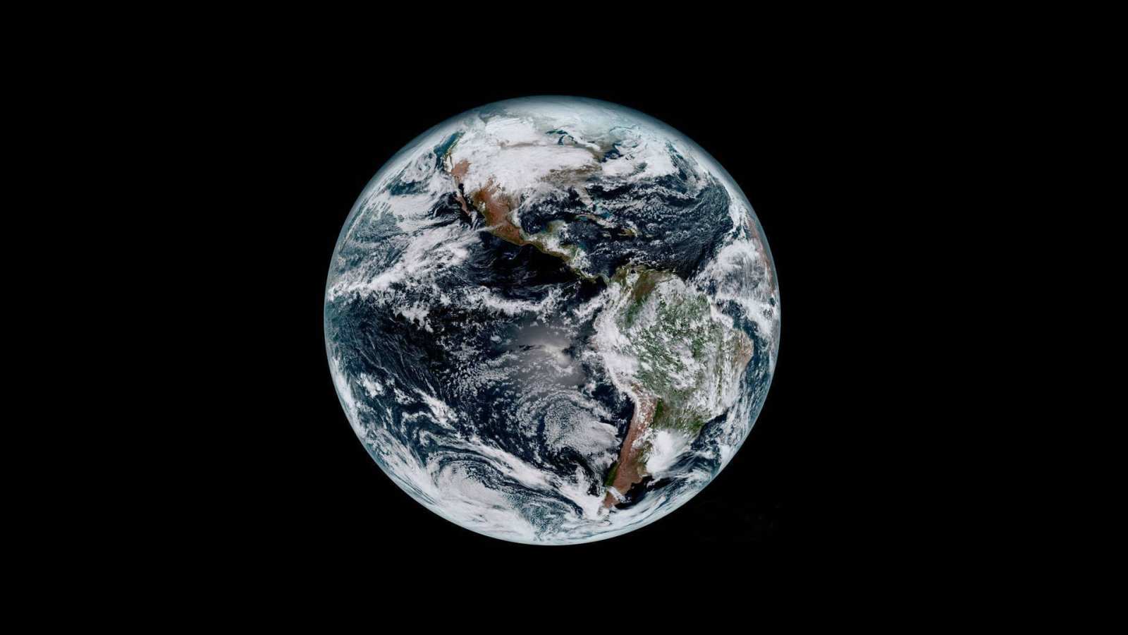 必应壁纸 2017年4月22日 从太空中拍摄到的地球