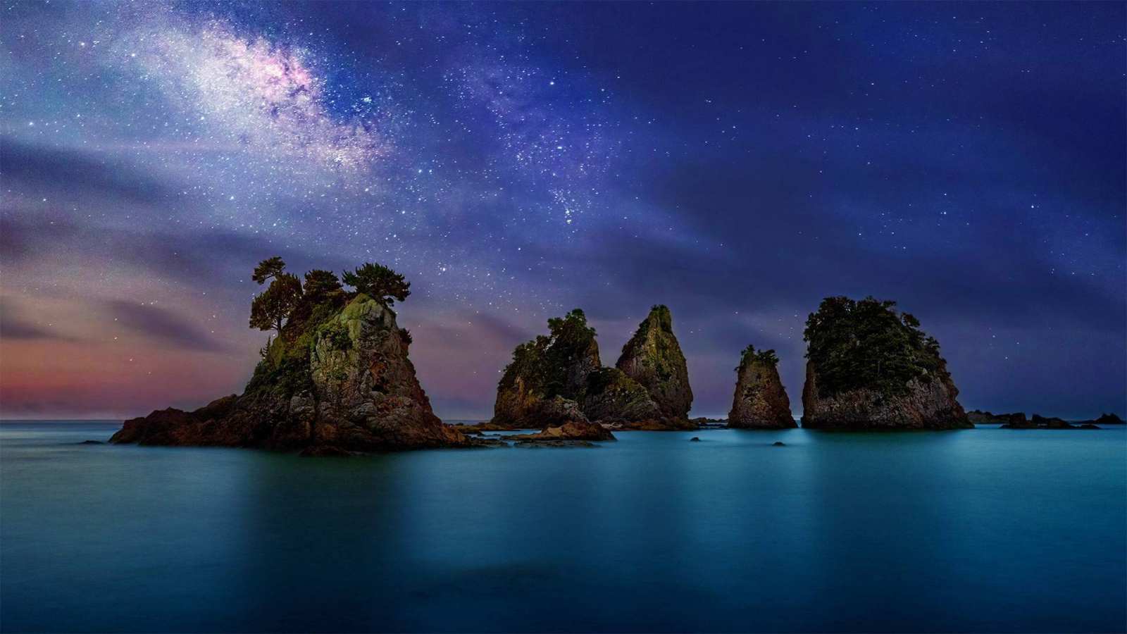 必应壁纸 2021年7月22日 伊豆半岛海岸附近的 Minokake-Iwa 奇岩群，日本