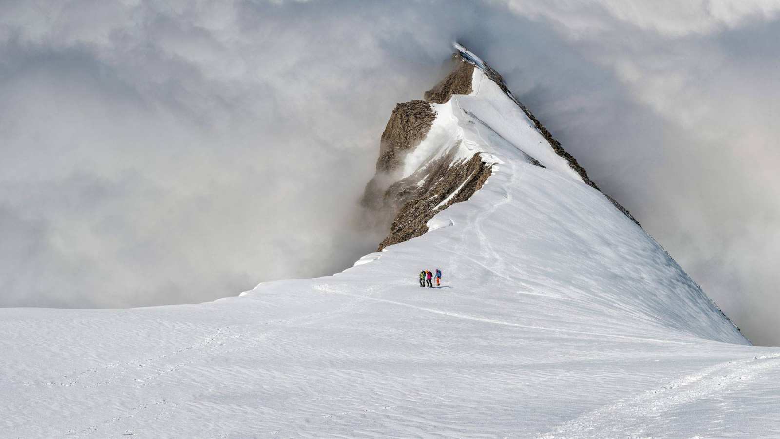 必应壁纸 2017年6月9日 伯尔尼兹阿尔卑斯山脉上的登山队员，瑞士