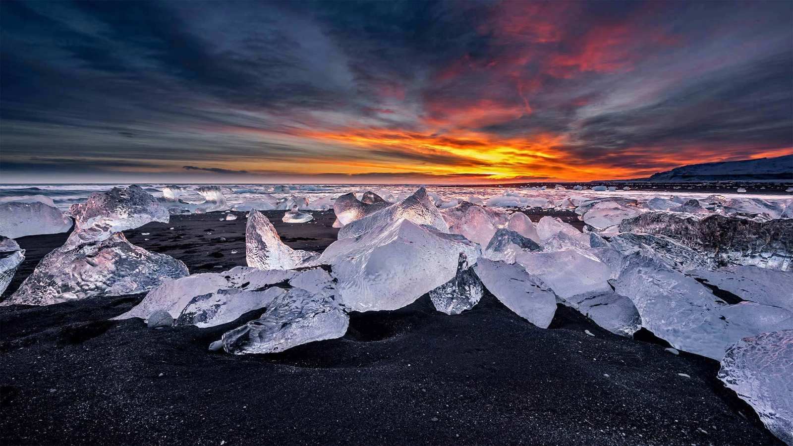 必应壁纸 2021年1月4日 冰河湖对面的钻石冰沙滩，冰岛