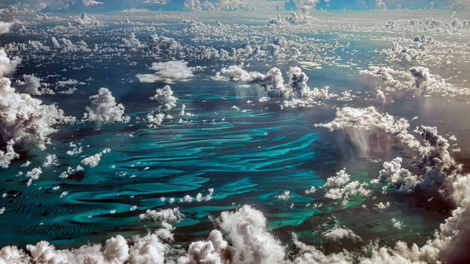必应壁纸 2019年2月25日 加勒比海上空的积云