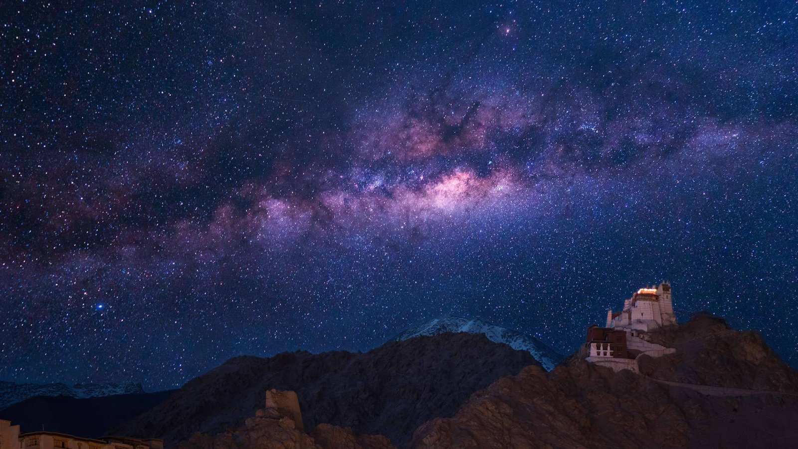 必应壁纸 2016年4月17日 印度，拉达克，列城 Namgyal Tsemo修道院上空的银河
