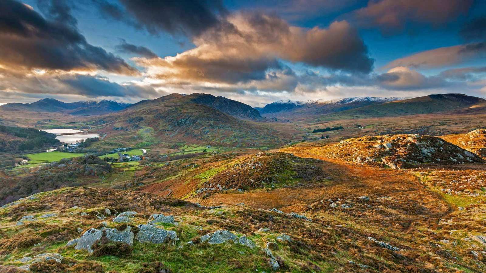 必应壁纸 2021年10月18日 史诺多尼亚国家公园的Capel Curig，英国威尔士