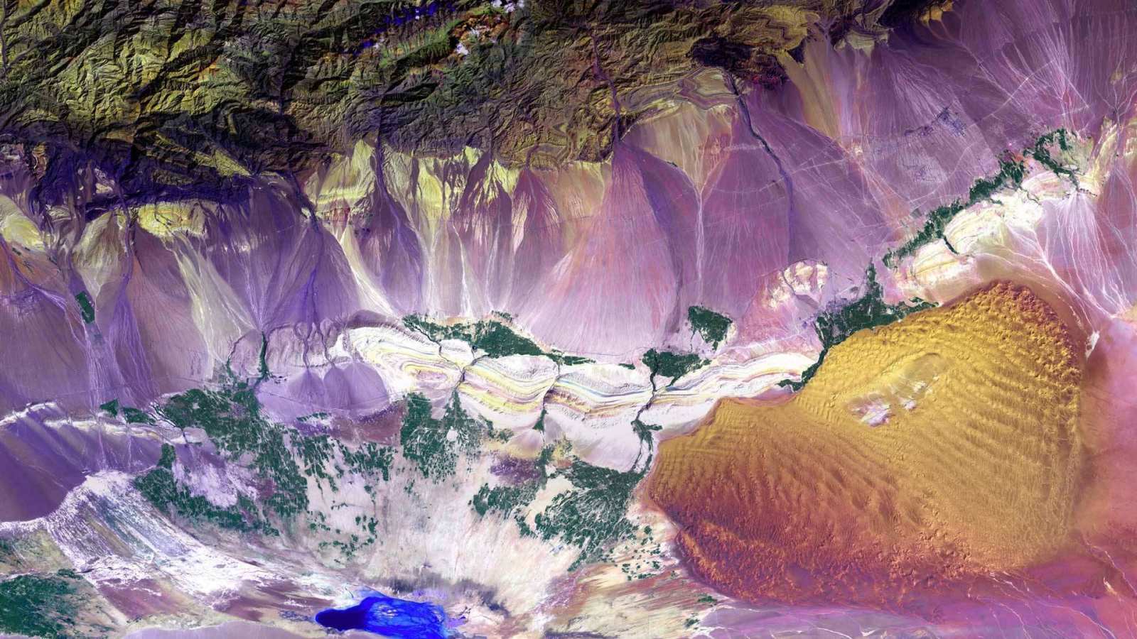 必应壁纸 2017年9月26日 吐鲁番盆地鸟瞰图，中国