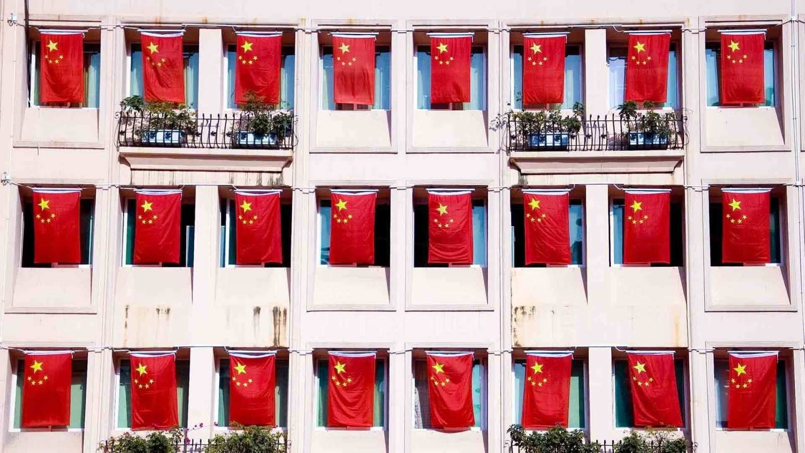 必应壁纸 2017年10月1日 国庆节期间街道上飘扬的五星红旗，中国深圳