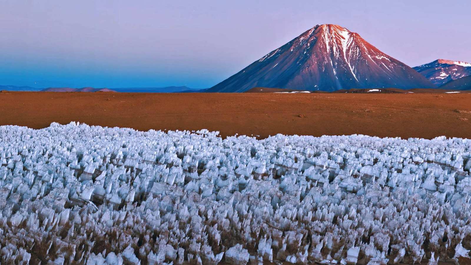 必应壁纸 2016年6月28日 在智利与玻利维亚边界的雷勘克博火山